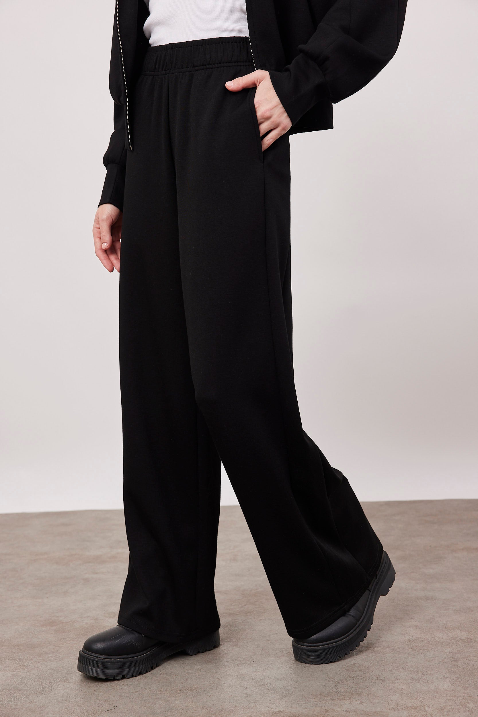 מכנסי טרנינג גזרה רחבה