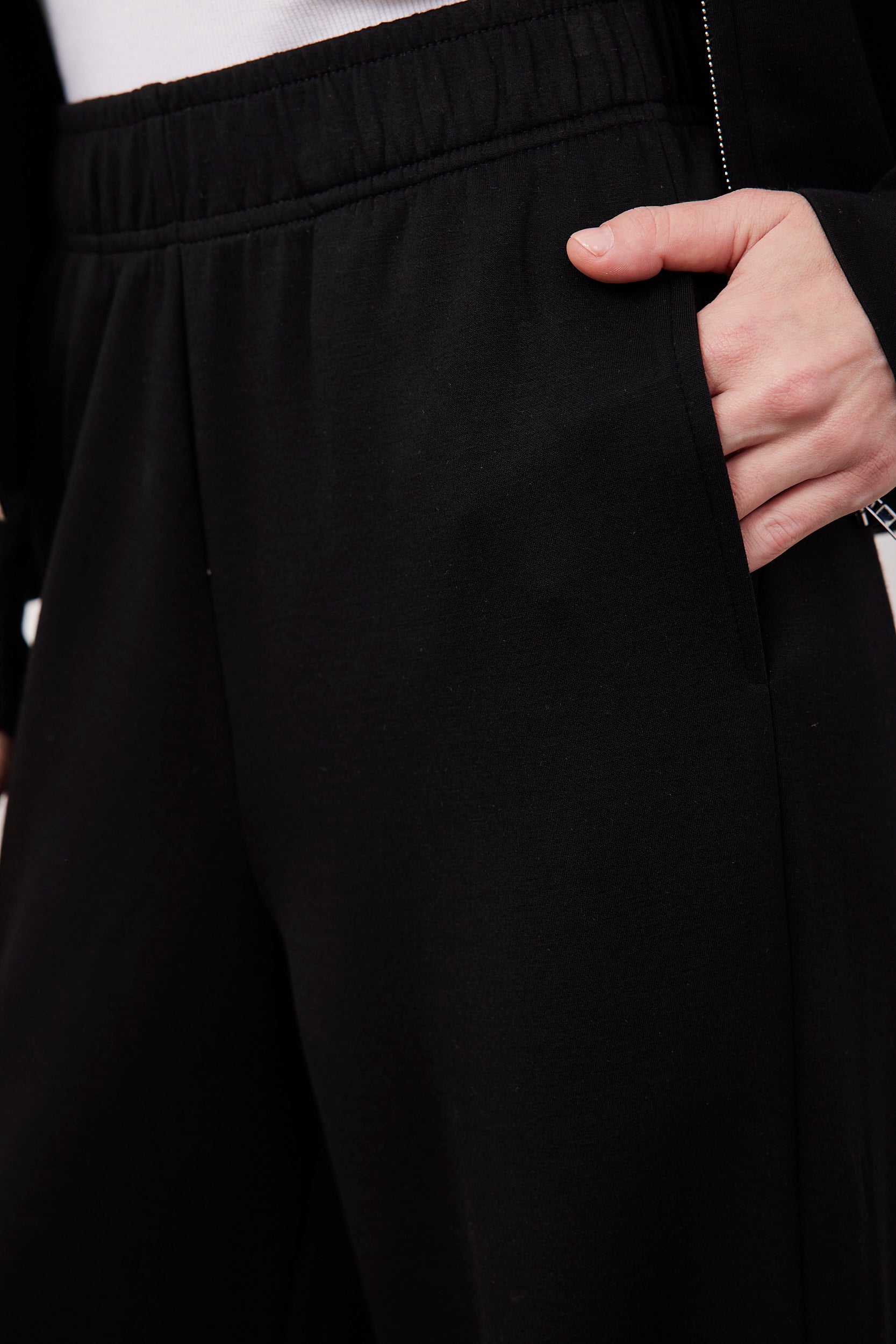 מכנסי טרנינג גזרה רחבה