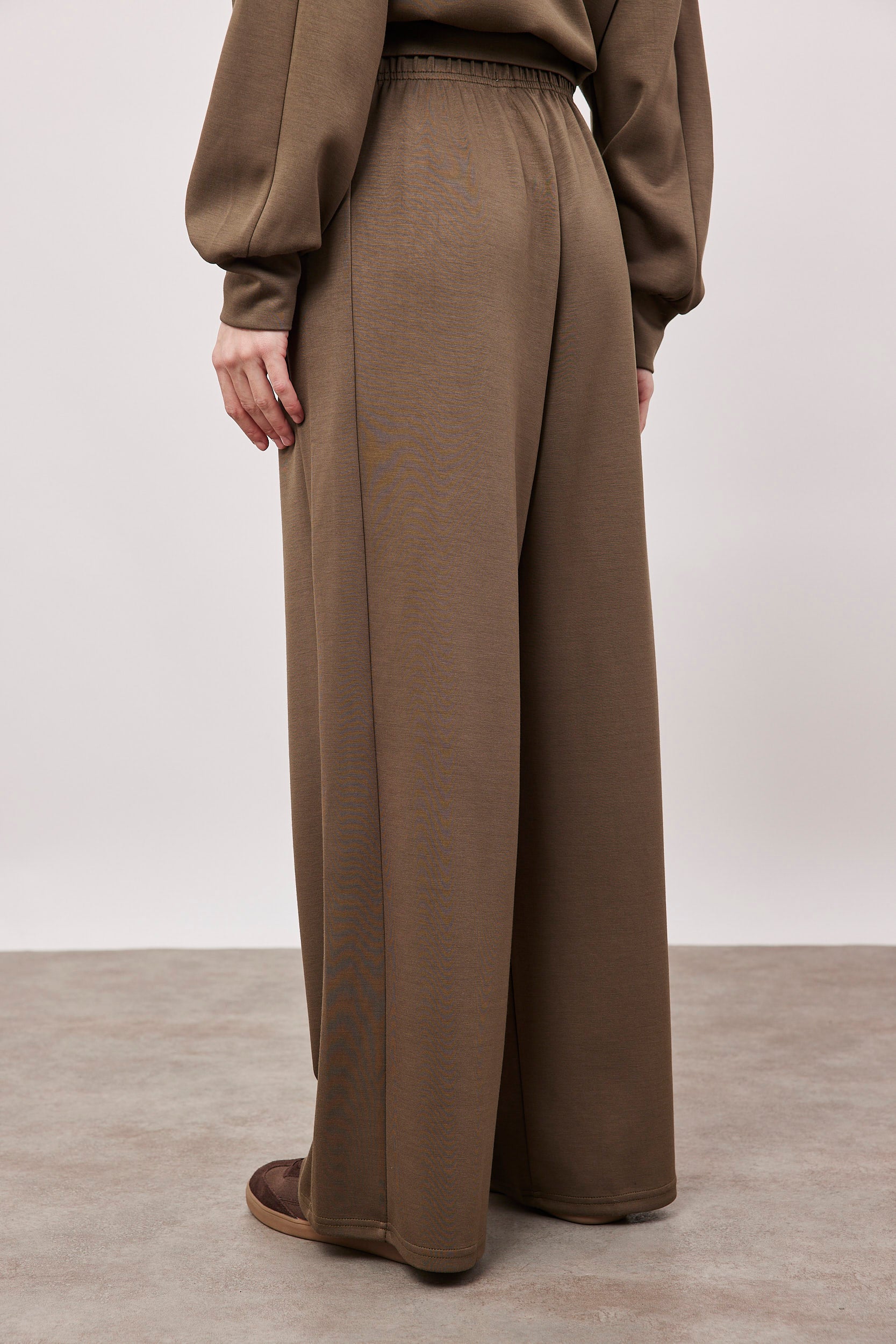 מכנסי טרנינג גזרה רחבה