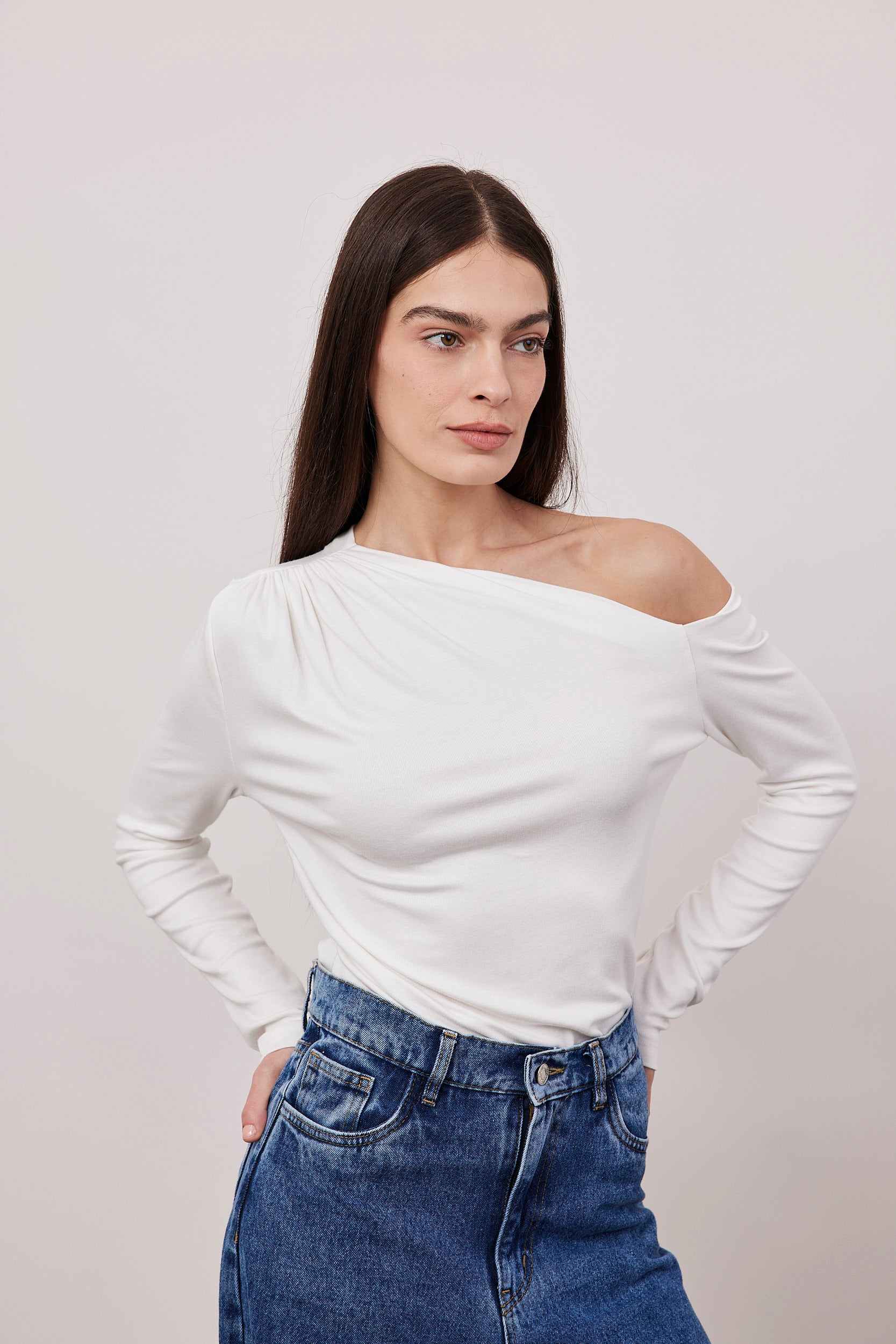 חולצת וואן שולדר צמודה