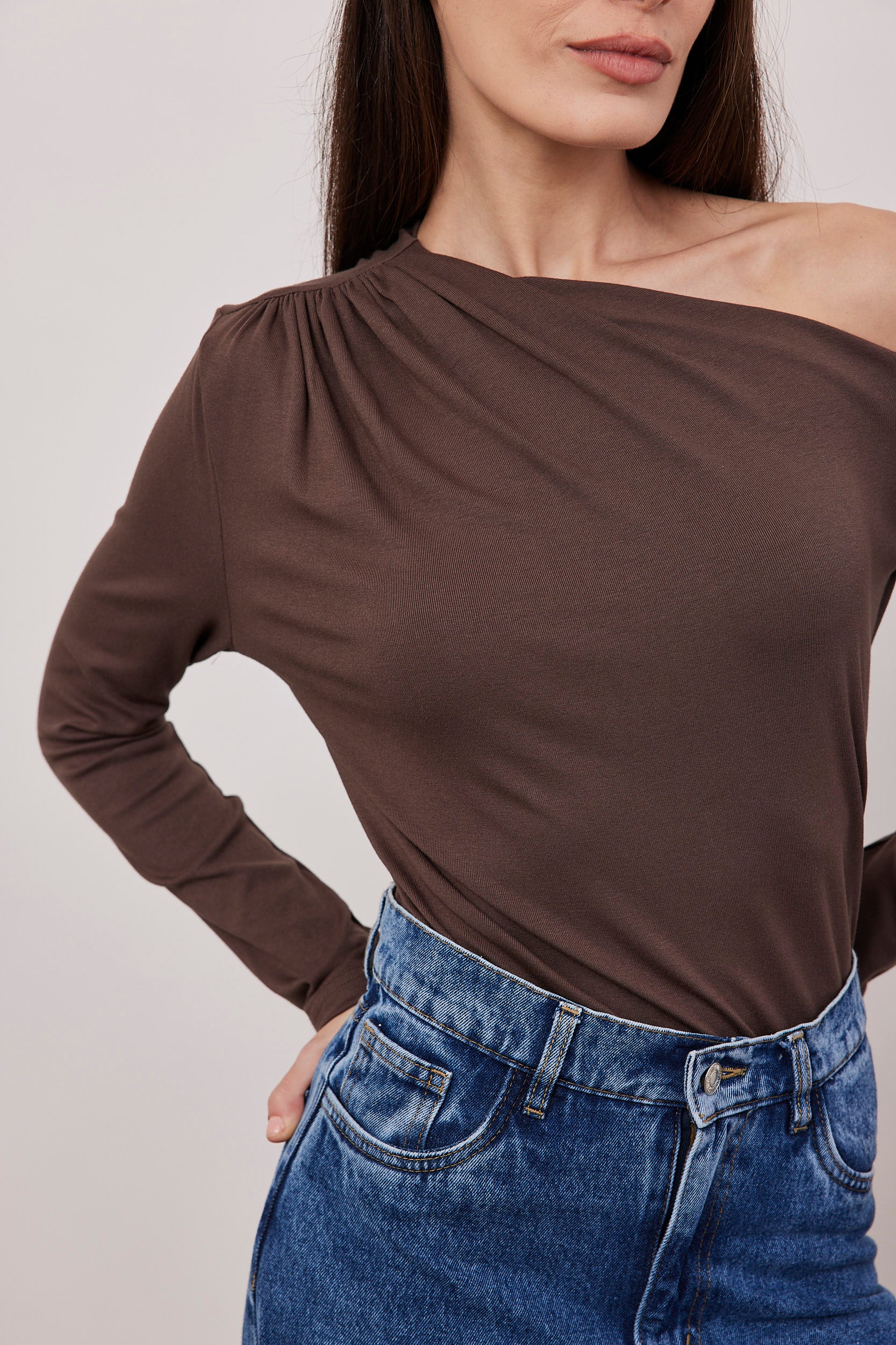 חולצת וואן שולדר צמודה