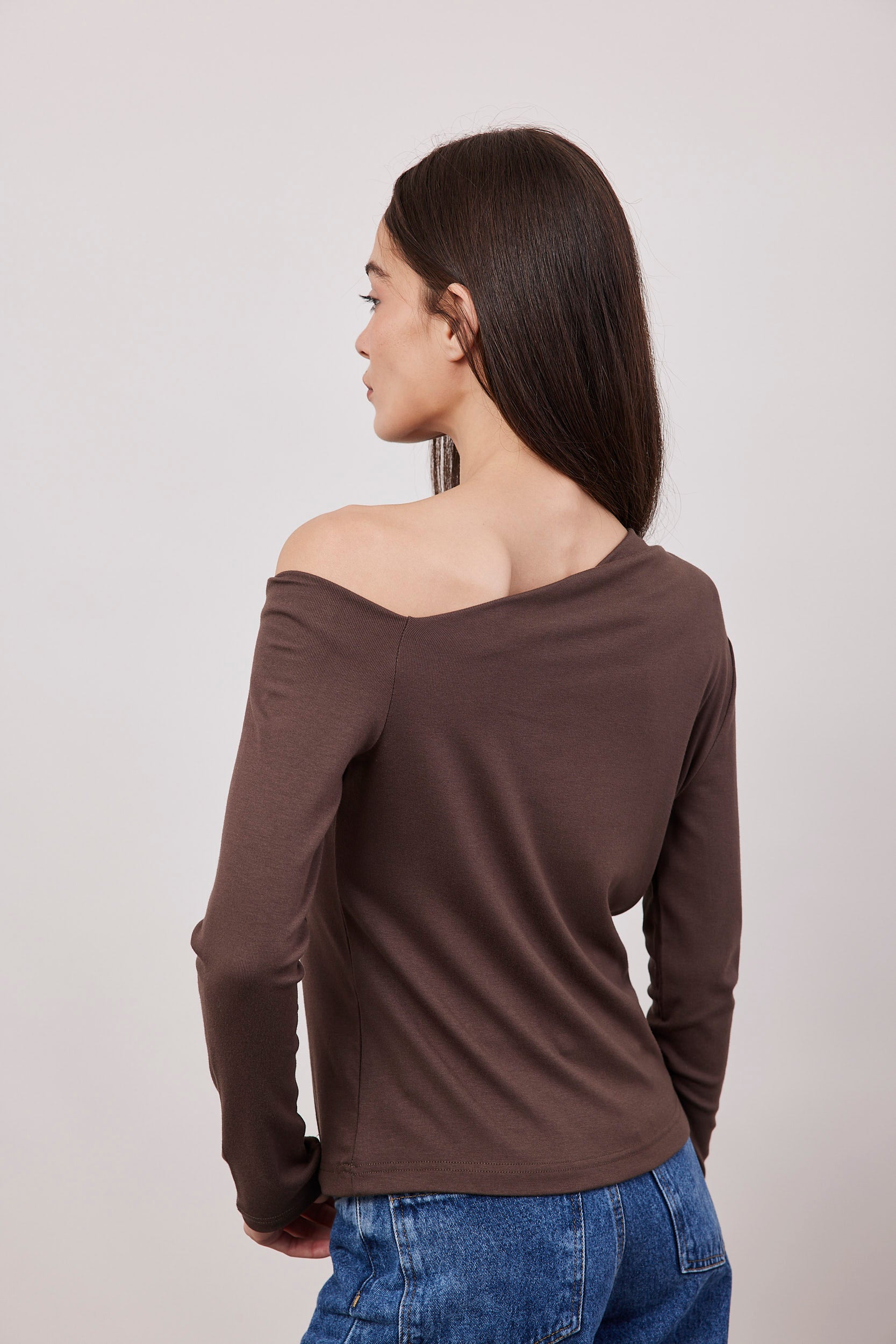 חולצת וואן שולדר צמודה