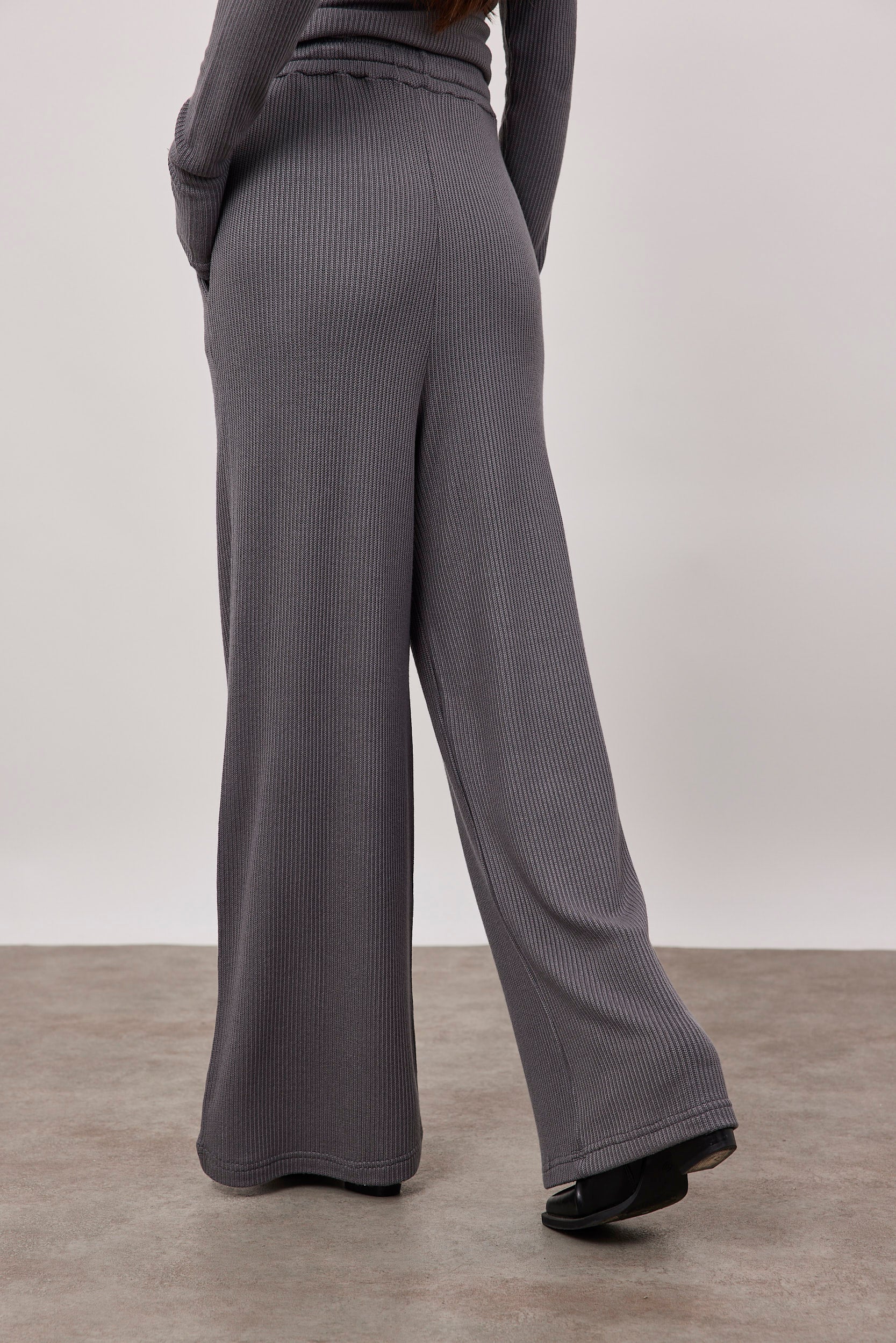 מכנסיים מתרחבים בטקסטורת פסים