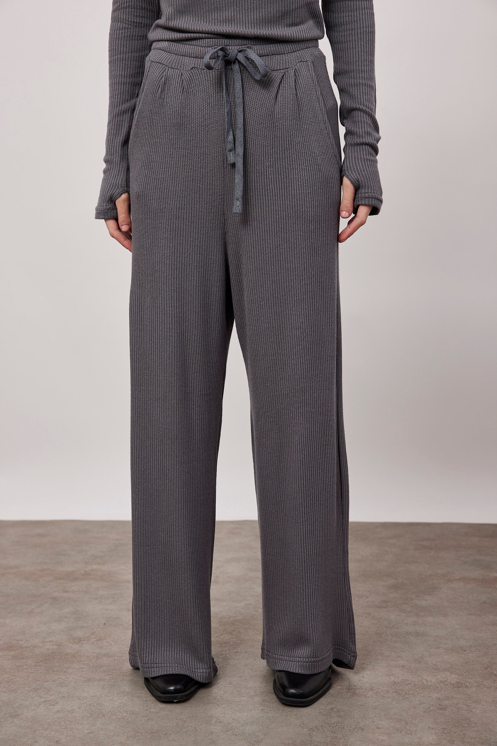 מכנסיים מתרחבים בטקסטורת פסים