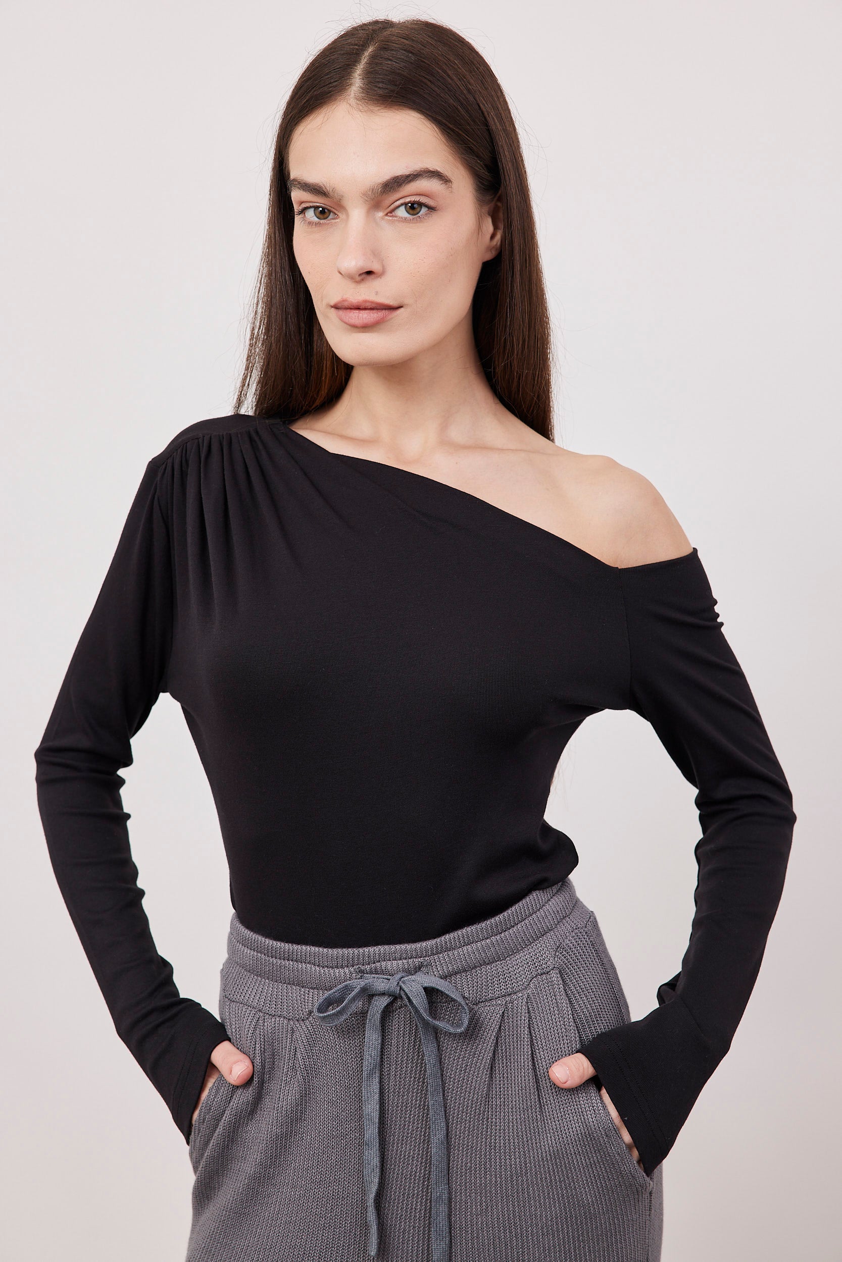 חולצת וואן שולדר צמודה