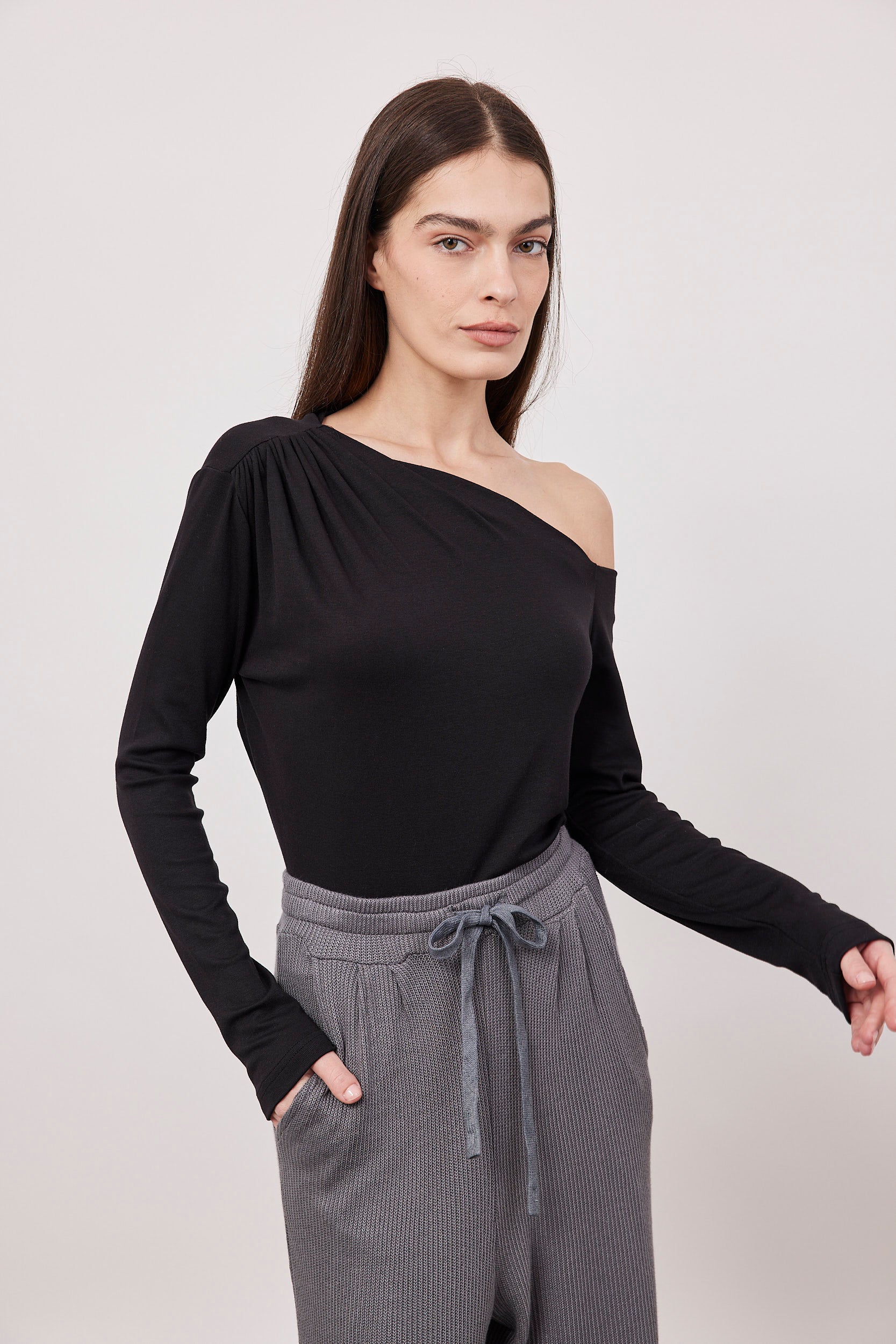 חולצת וואן שולדר צמודה