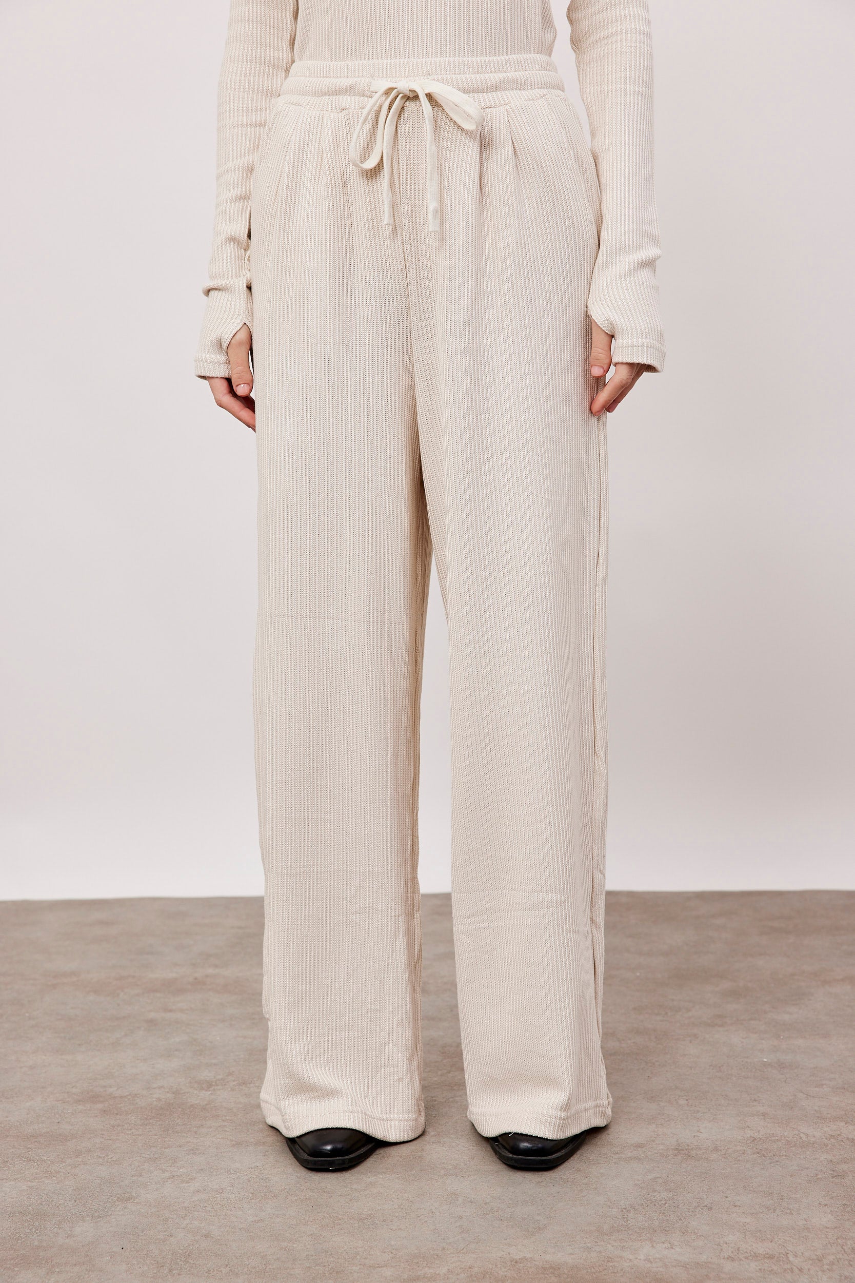 מכנסיים מתרחבים בטקסטורת פסים