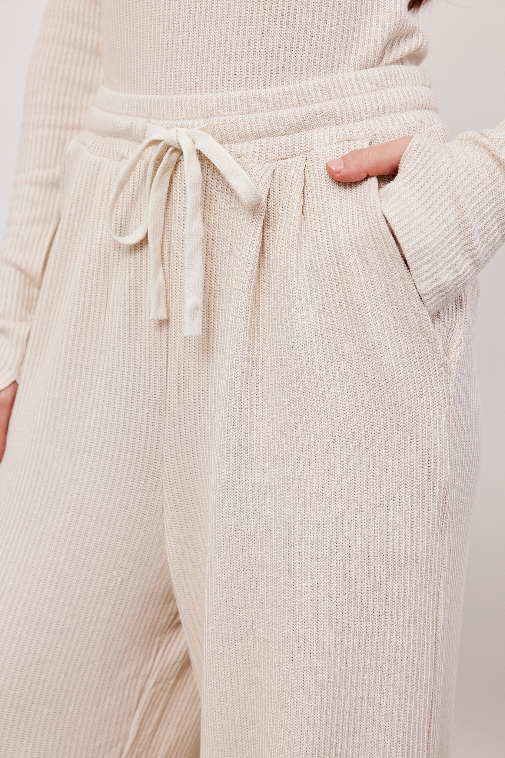 מכנסיים מתרחבים בטקסטורת פסים