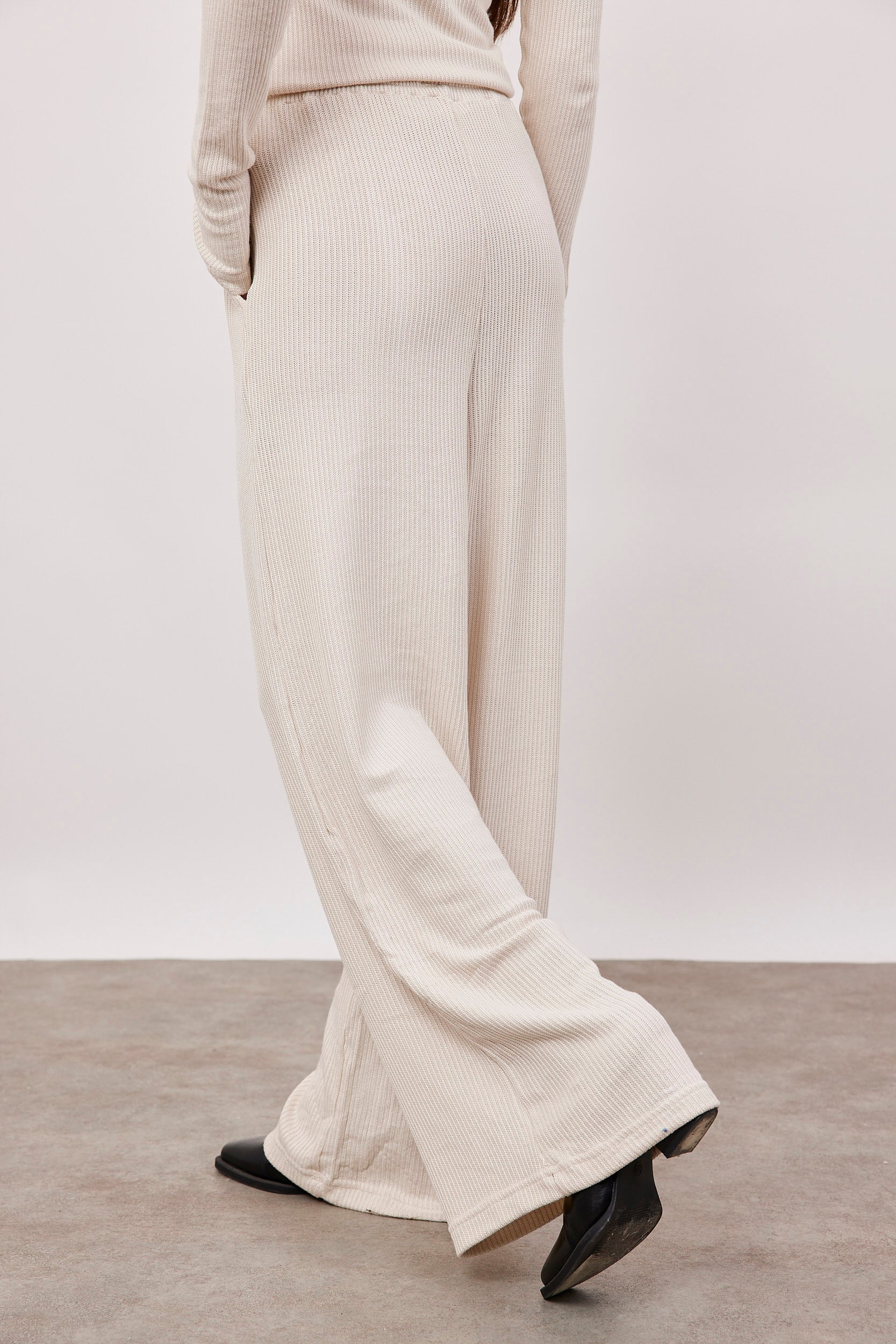 מכנסיים מתרחבים בטקסטורת פסים