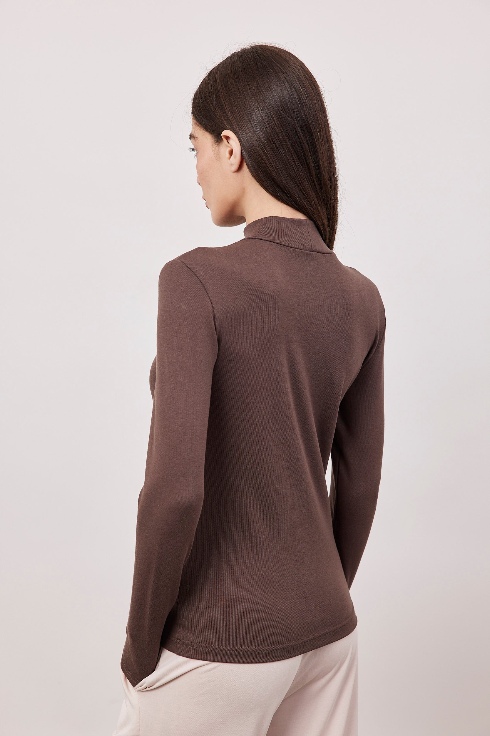 חולצת גולף צמודה