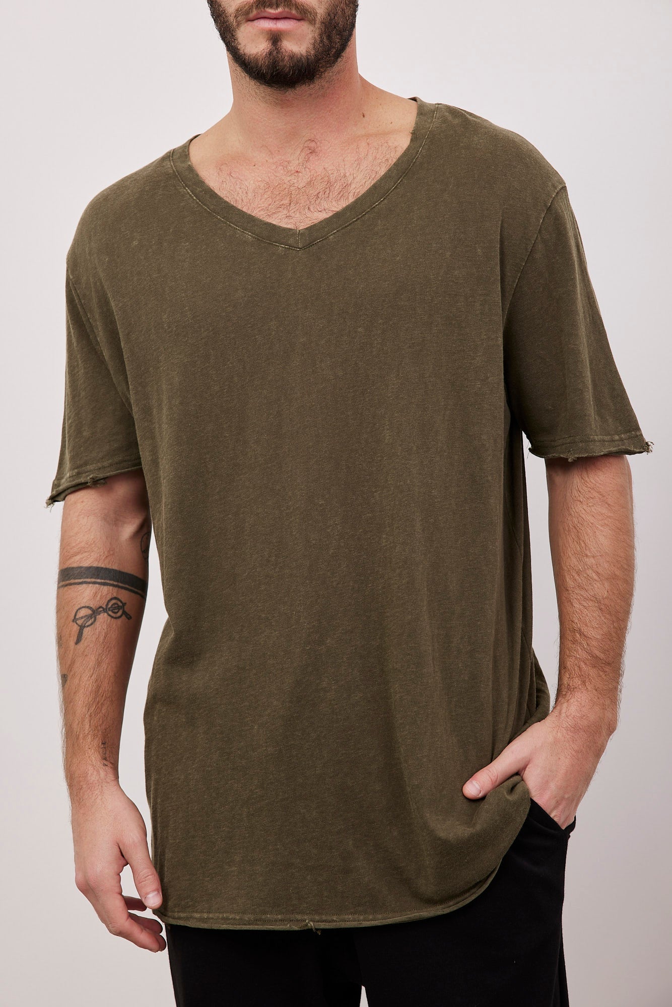 טישרט וי ווש בסיומת קרעים - ITAY BRANDS