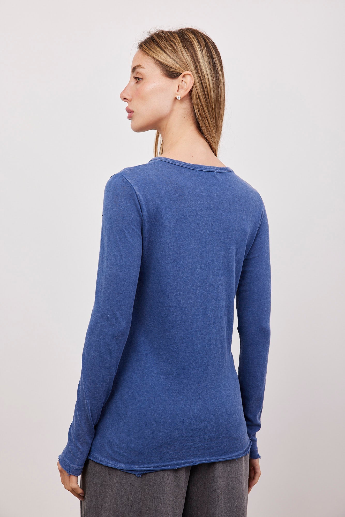 חולצת ווש ארוכה בגימור קרעים - ITAY BRANDS