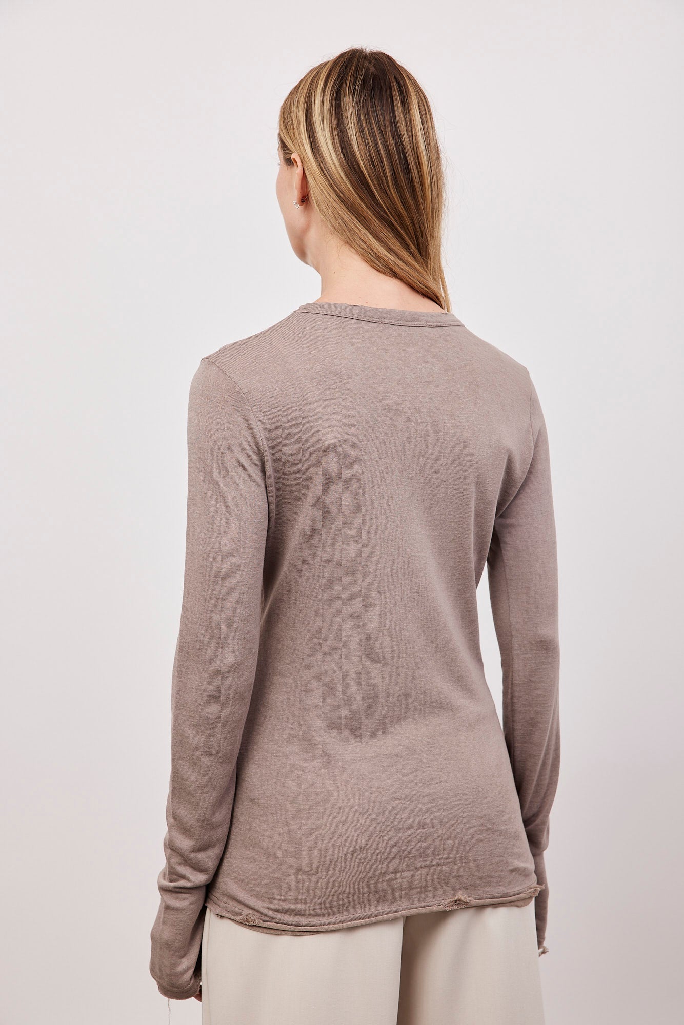 חולצה ארוכה בסיומת פרומה עם שרוול כפפה - ITAY BRANDS