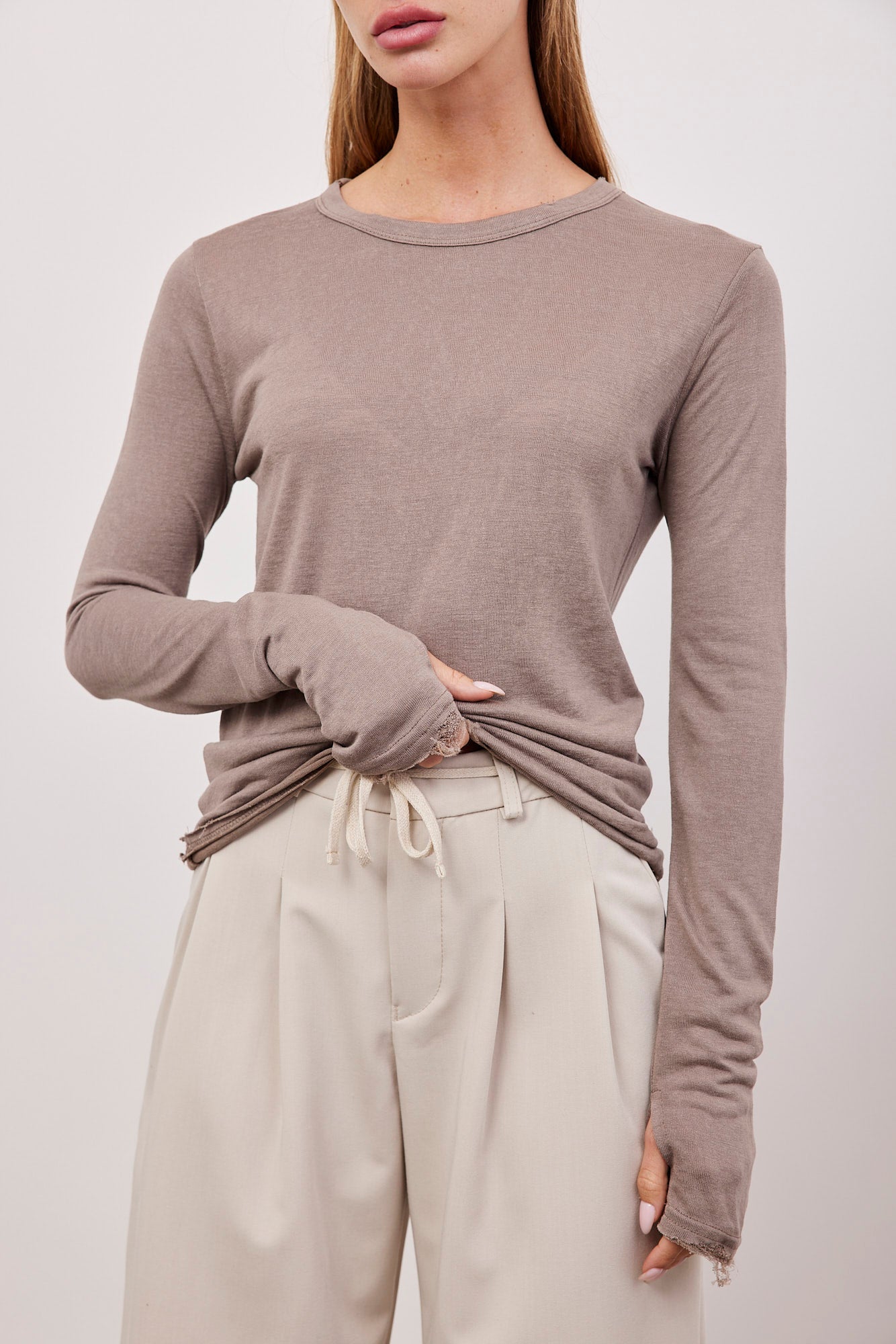 חולצה ארוכה בסיומת פרומה עם שרוול כפפה - ITAY BRANDS