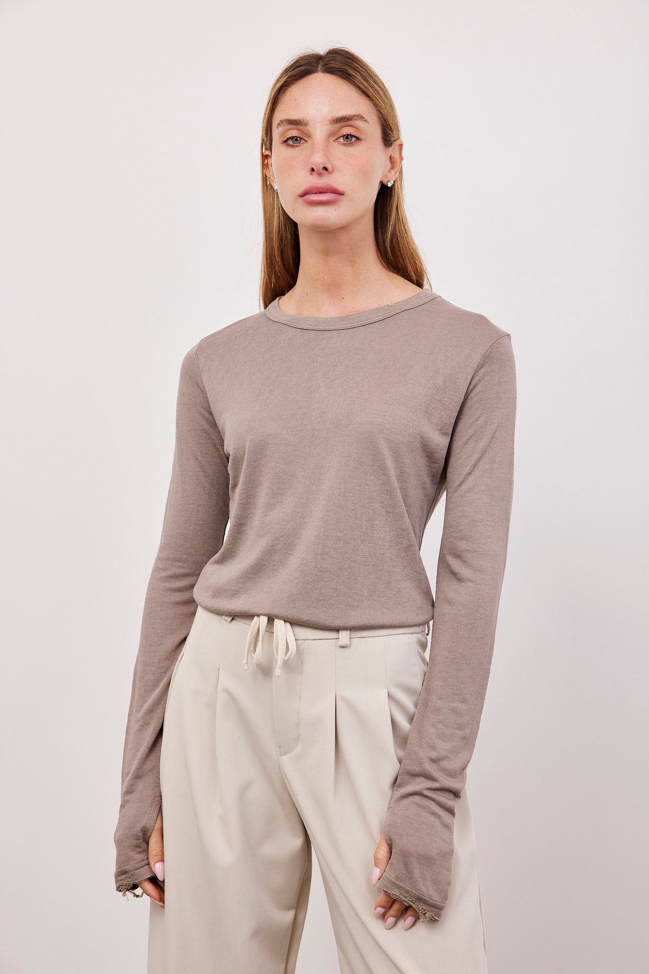 חולצה ארוכה בסיומת פרומה עם שרוול כפפה - ITAY BRANDS