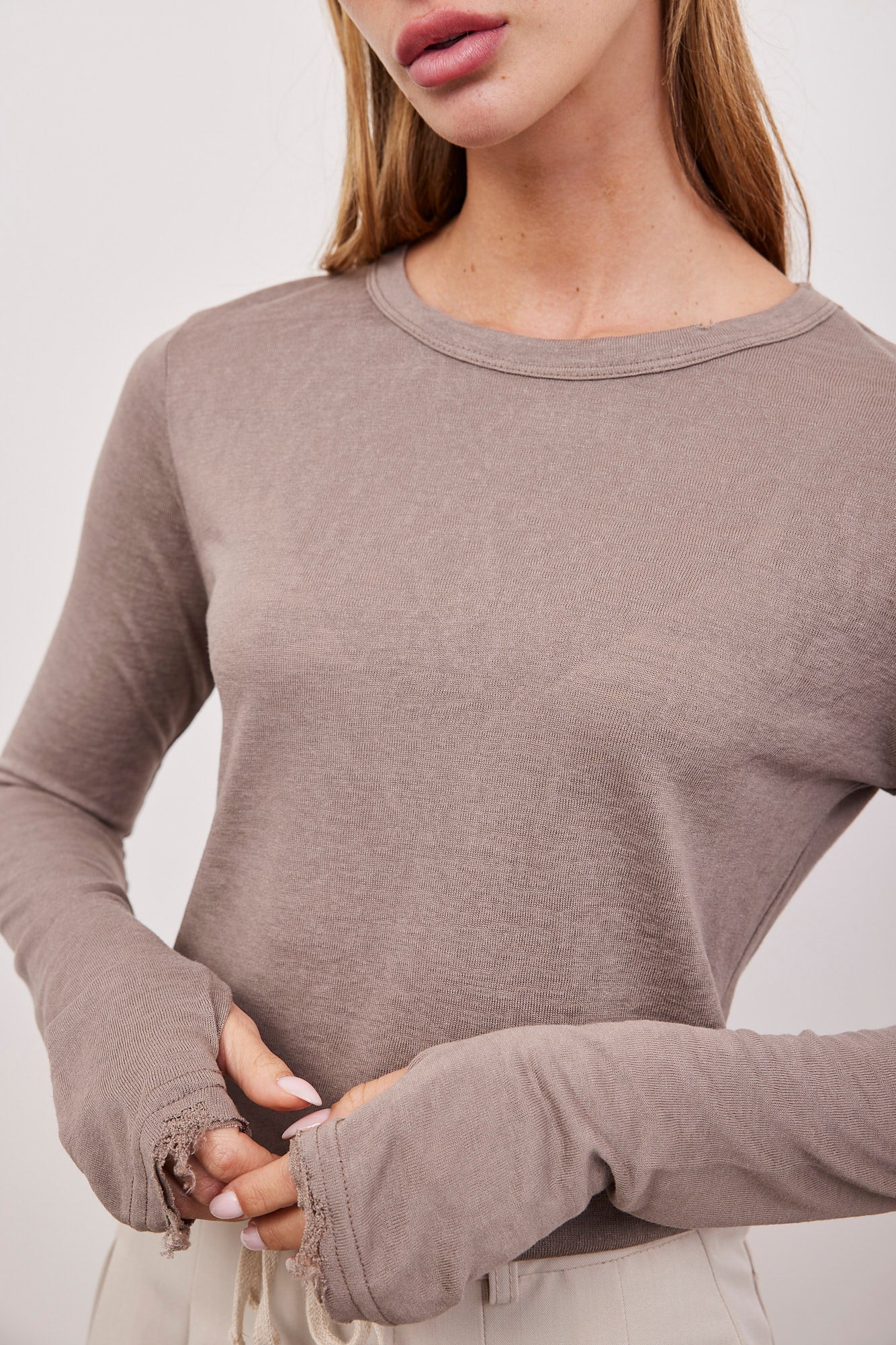 חולצה ארוכה בסיומת פרומה עם שרוול כפפה - ITAY BRANDS