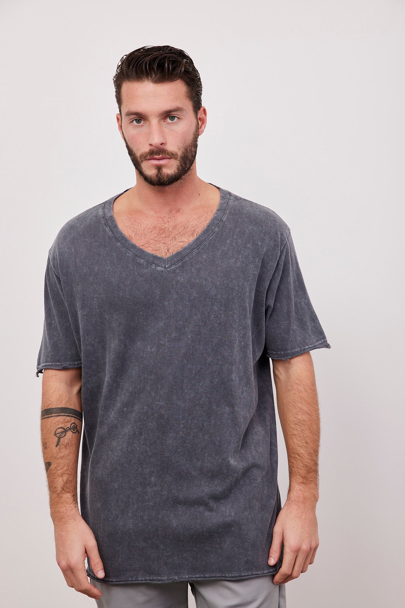 טישרט וי ווש בסיומת קרעים - ITAY BRANDS