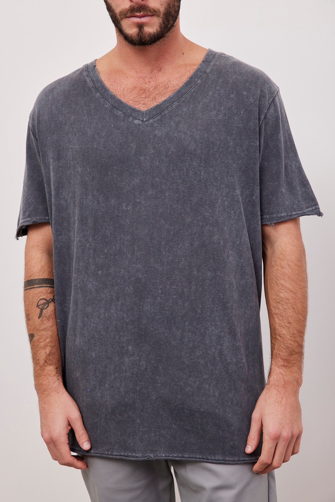 טישרט וי ווש בסיומת קרעים - ITAY BRANDS