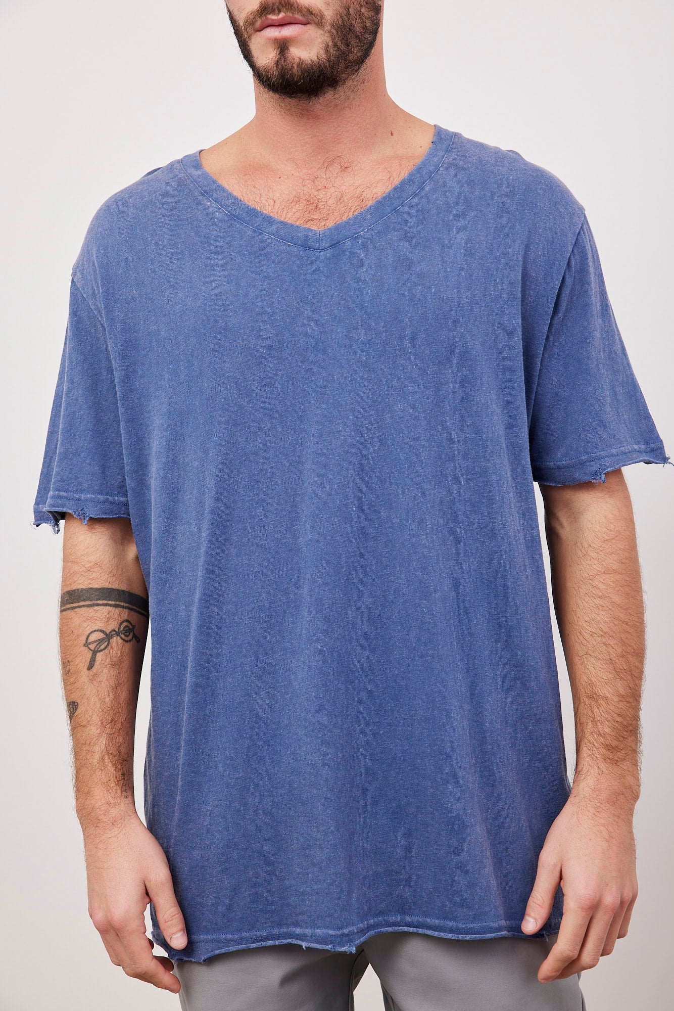 טישרט וי ווש בסיומת קרעים - ITAY BRANDS