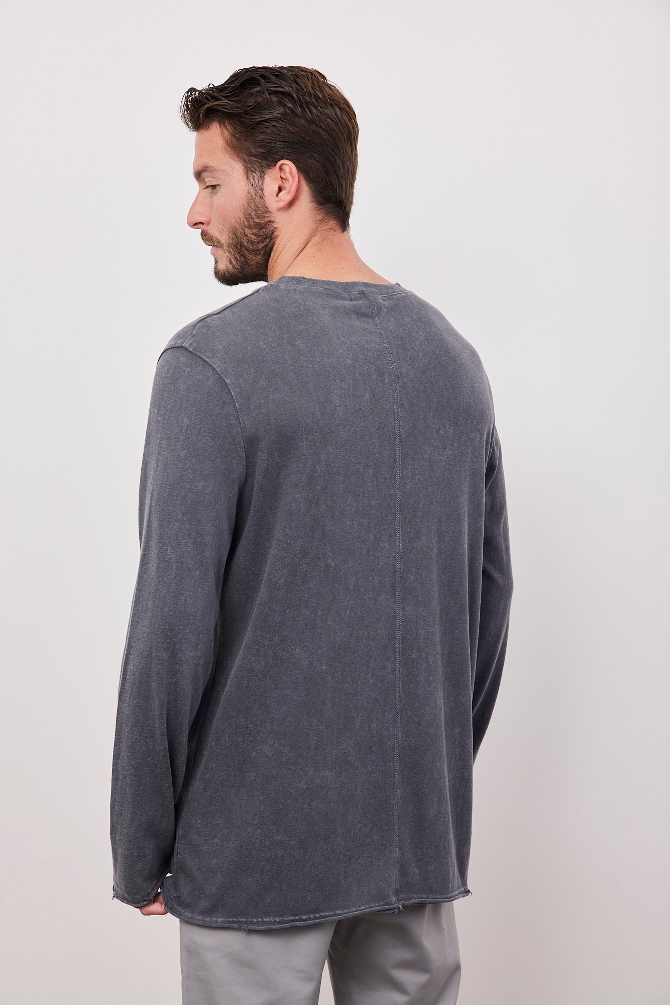 חולצת וי ווש ארוכה בגימור קרעים - ITAY BRANDS