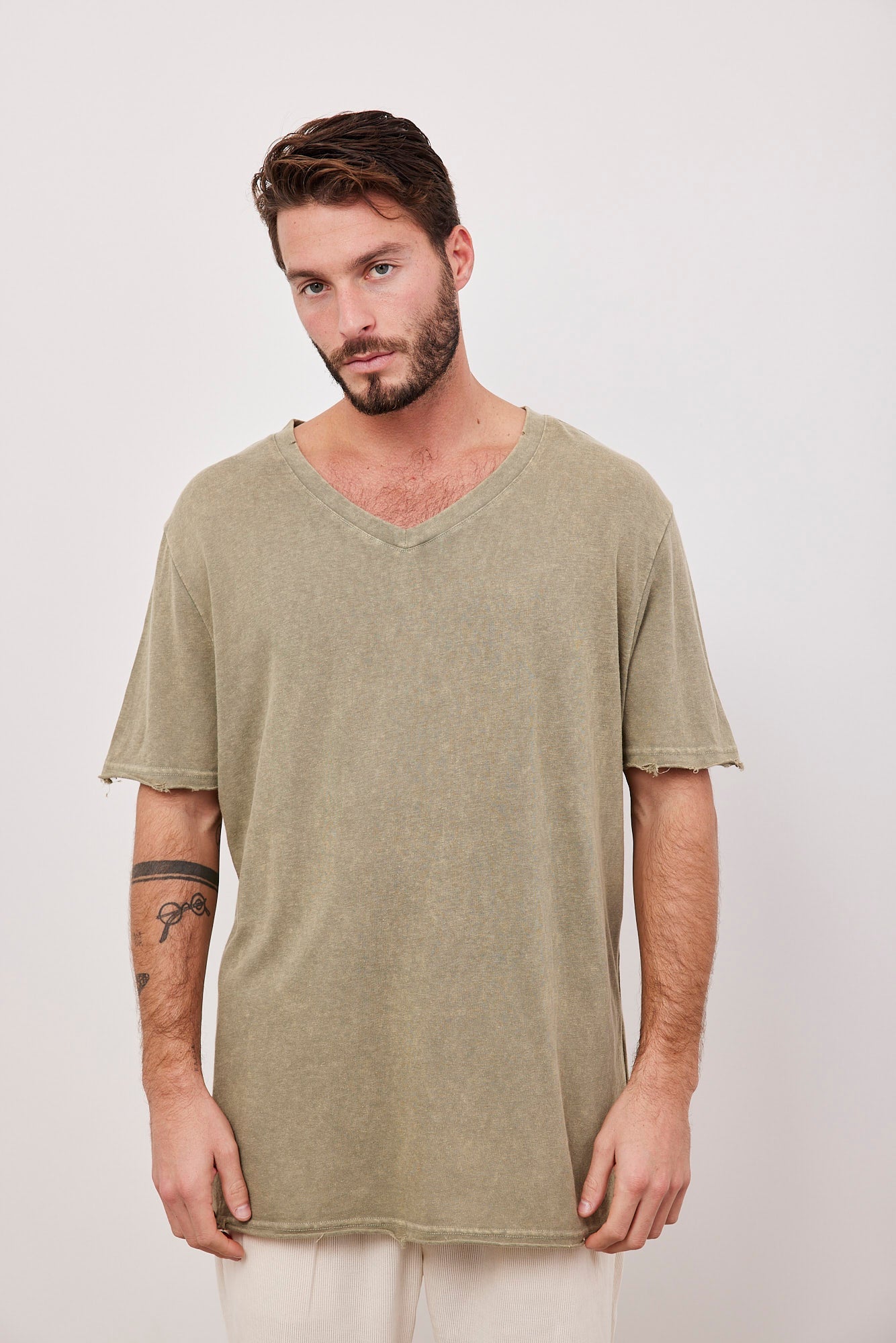 טישרט וי ווש בסיומת קרעים - ITAY BRANDS