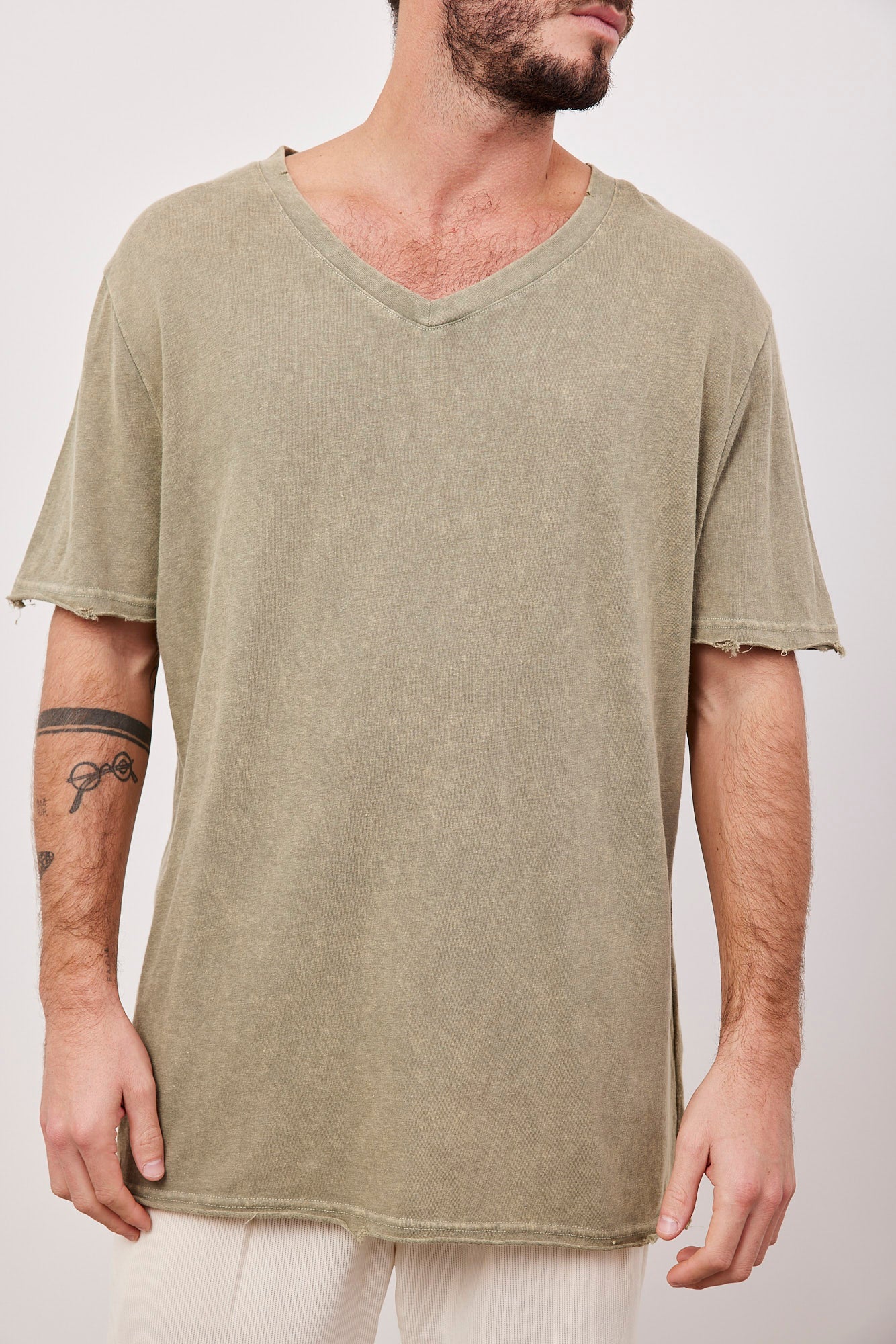 טישרט וי ווש בסיומת קרעים - ITAY BRANDS