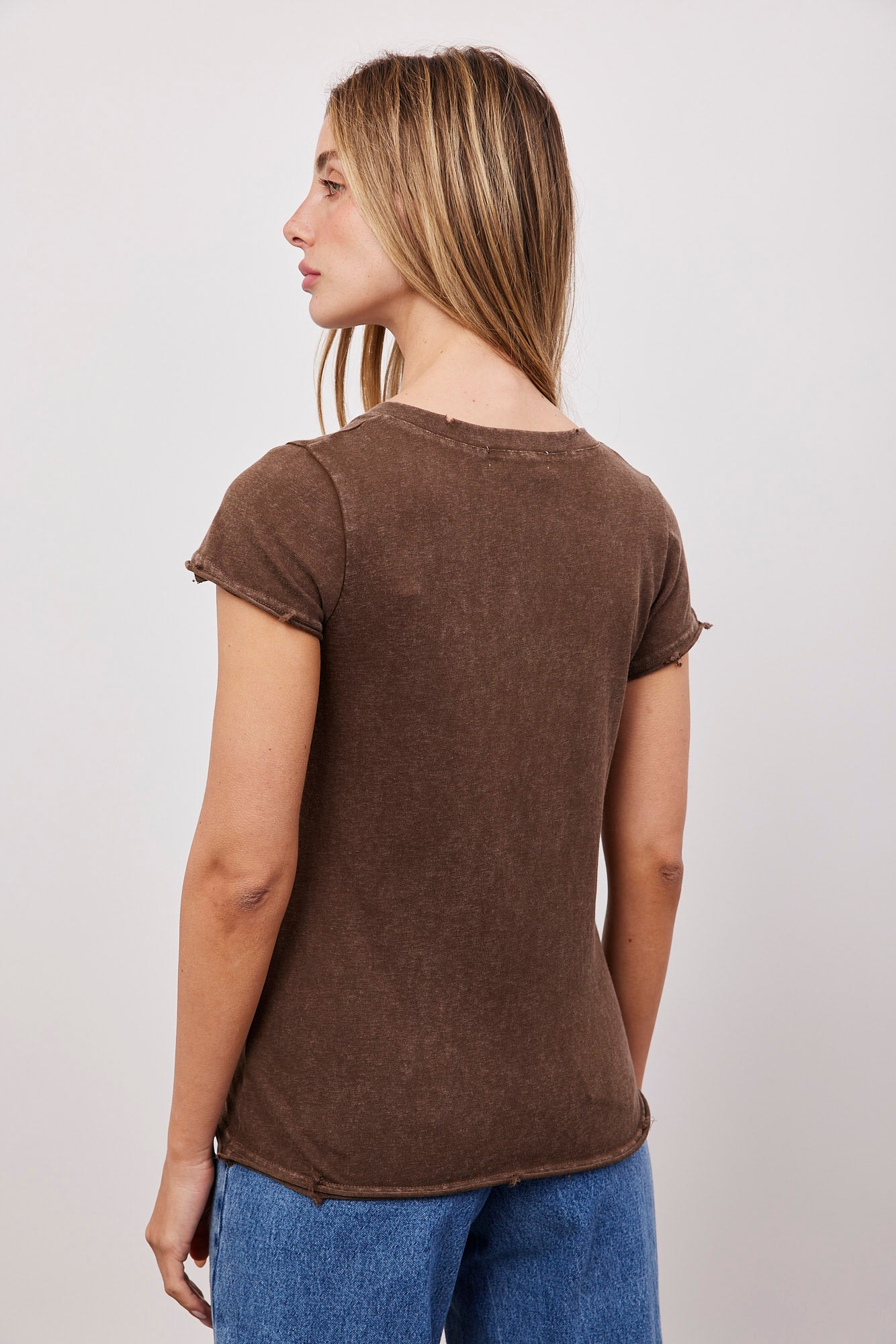 טישרט ווש וי קצרה בגימור קרעים - ITAY BRANDS