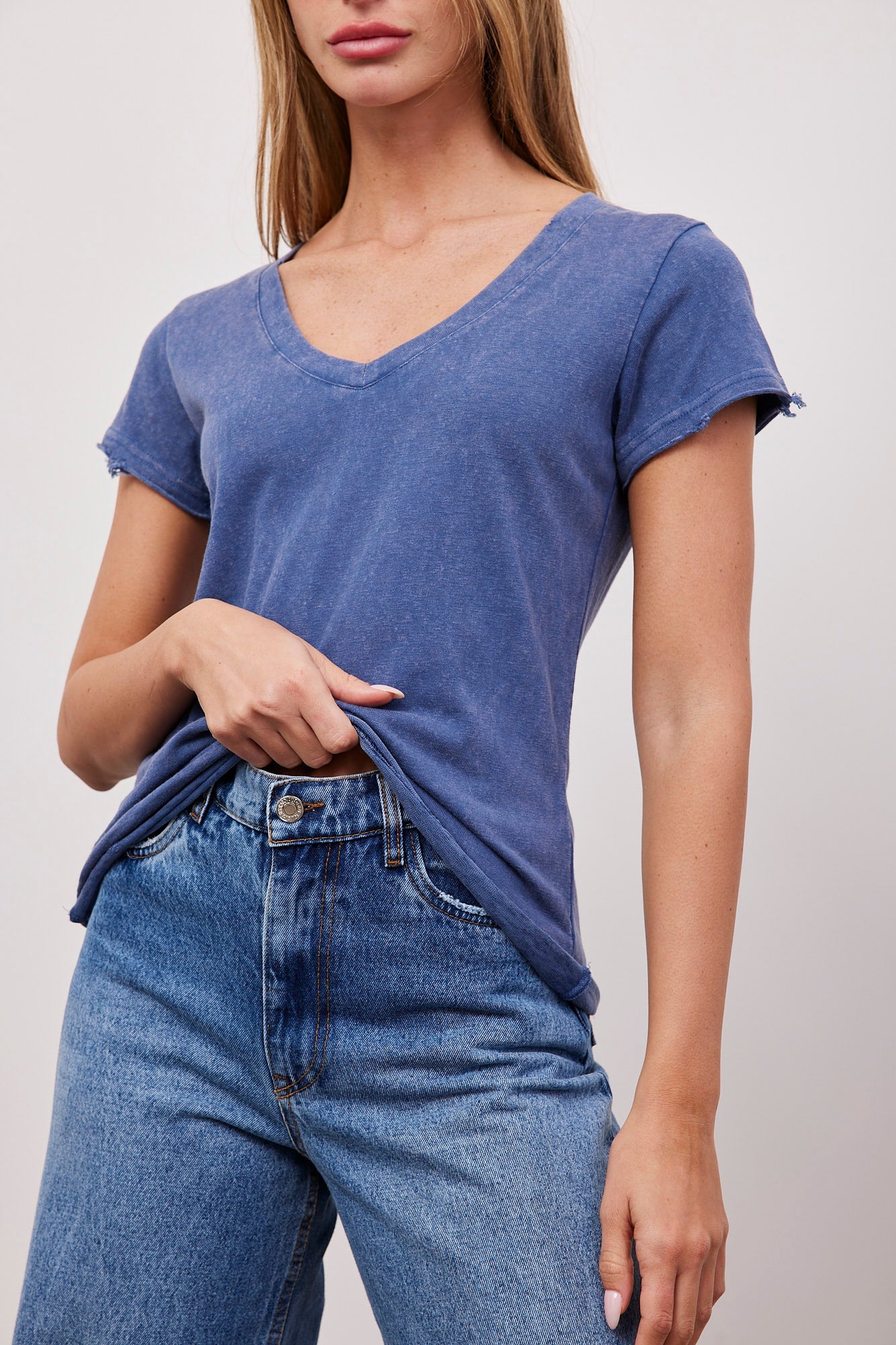 טישרט ווש וי קצרה בגימור קרעים - ITAY BRANDS