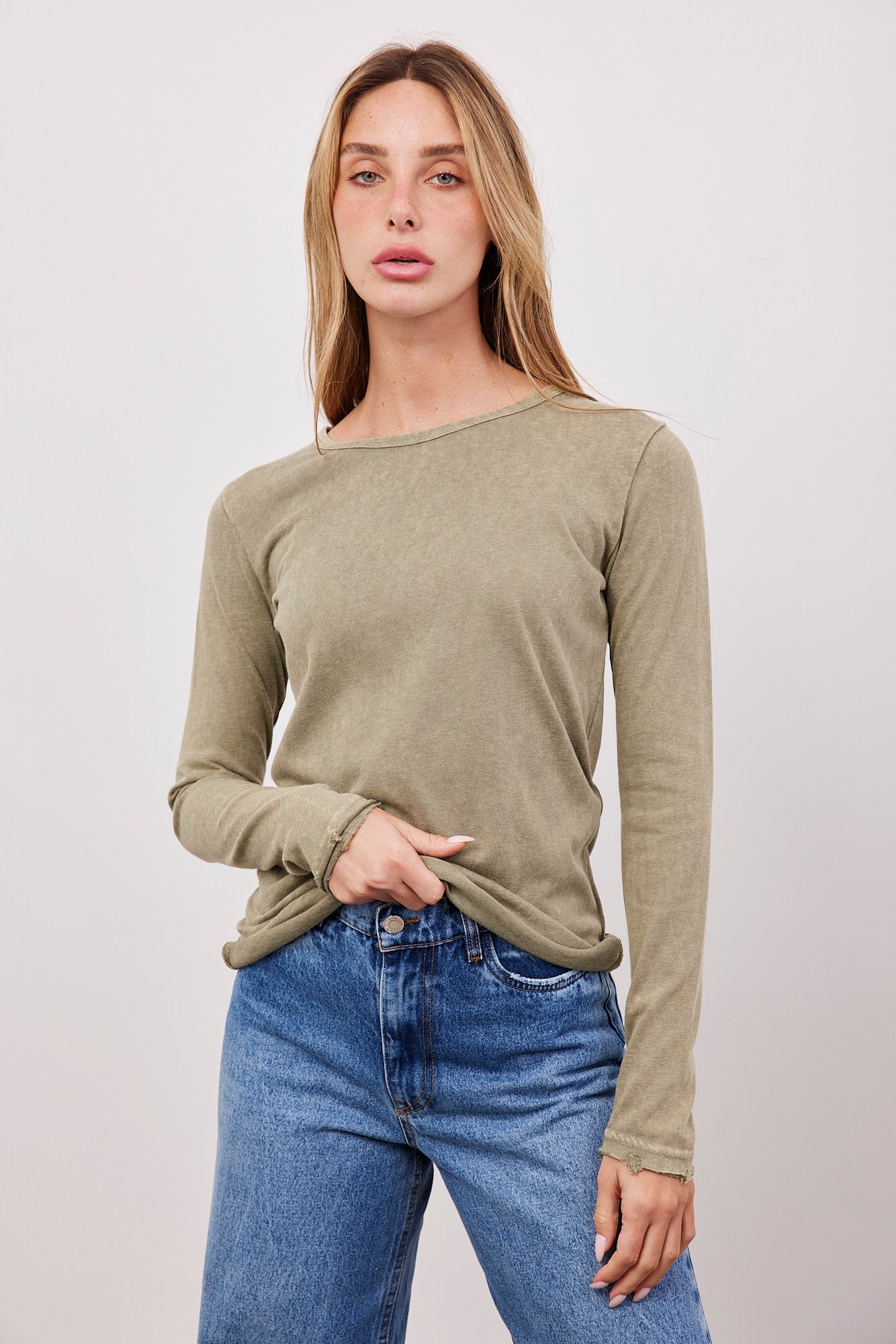 חולצת ווש ארוכה בגימור קרעים - ITAY BRANDS