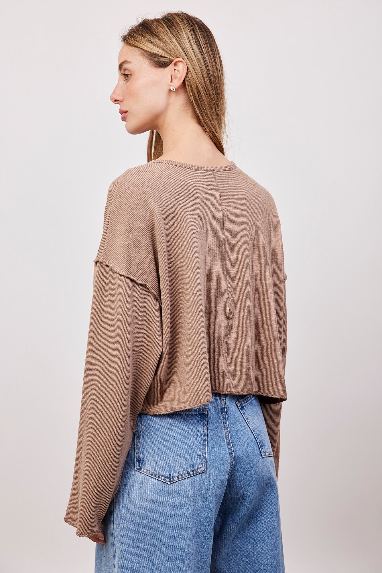 חולצה בטקסטורה עם פתח וי מעוגל - ITAY BRANDS