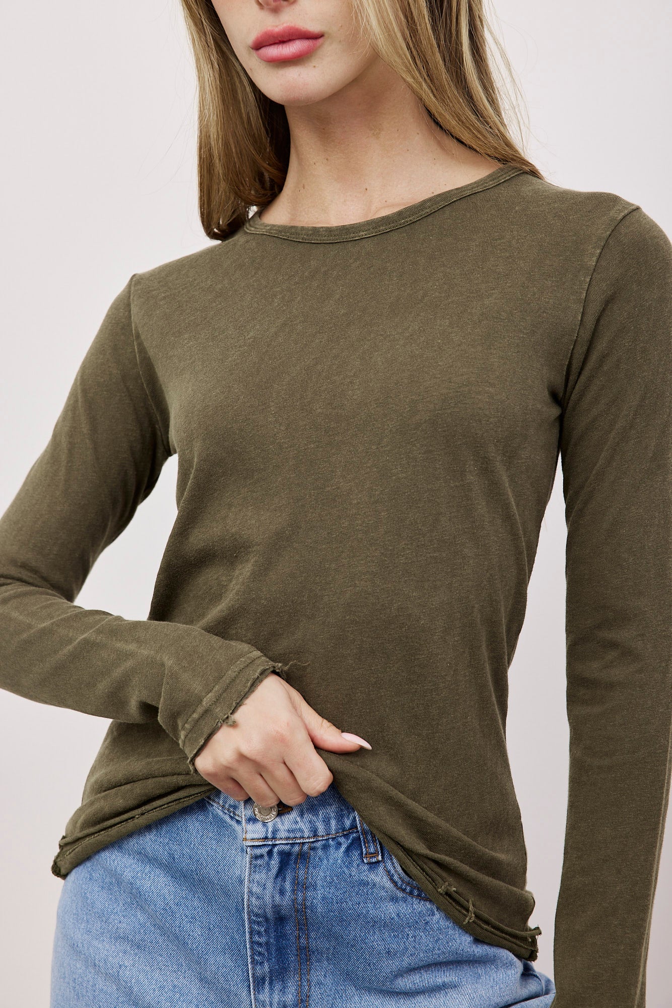 חולצת ווש ארוכה בגימור קרעים - ITAY BRANDS