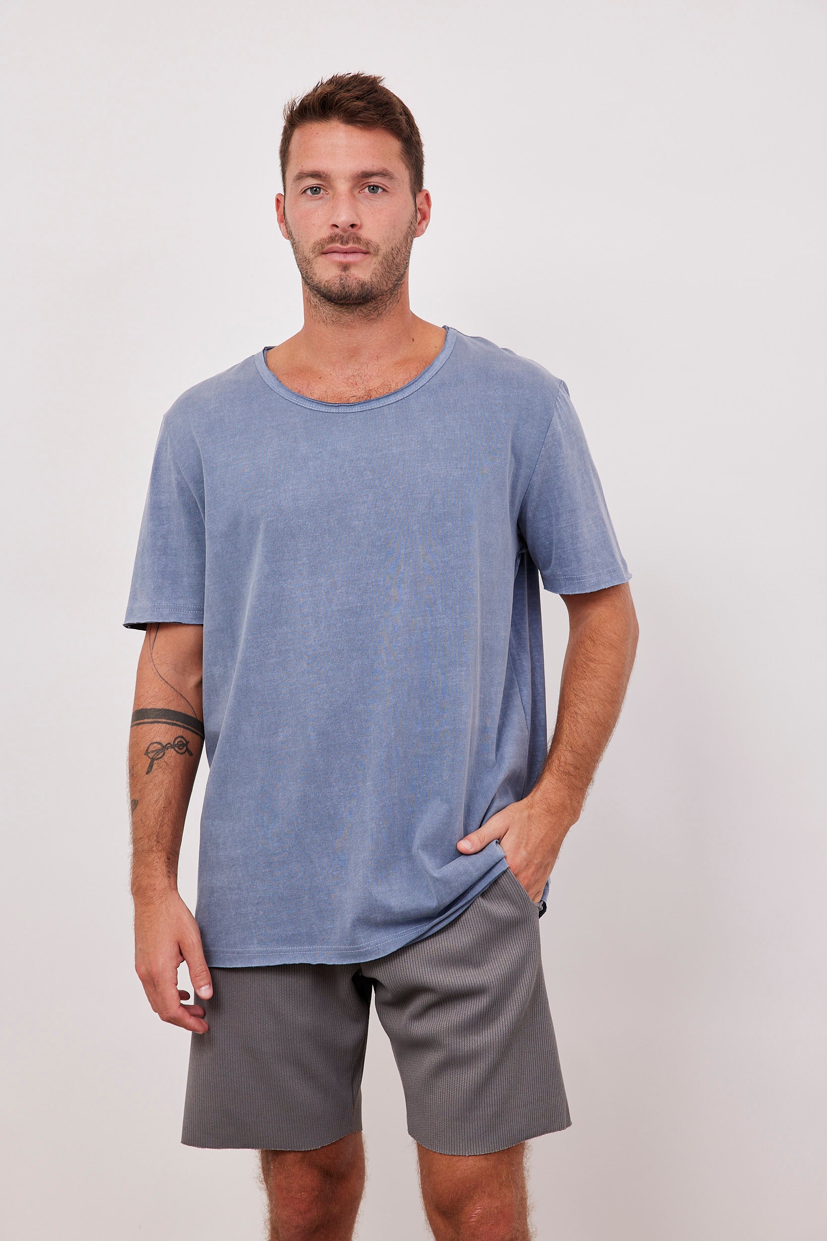 חולצת ווש בסיומת גזורה