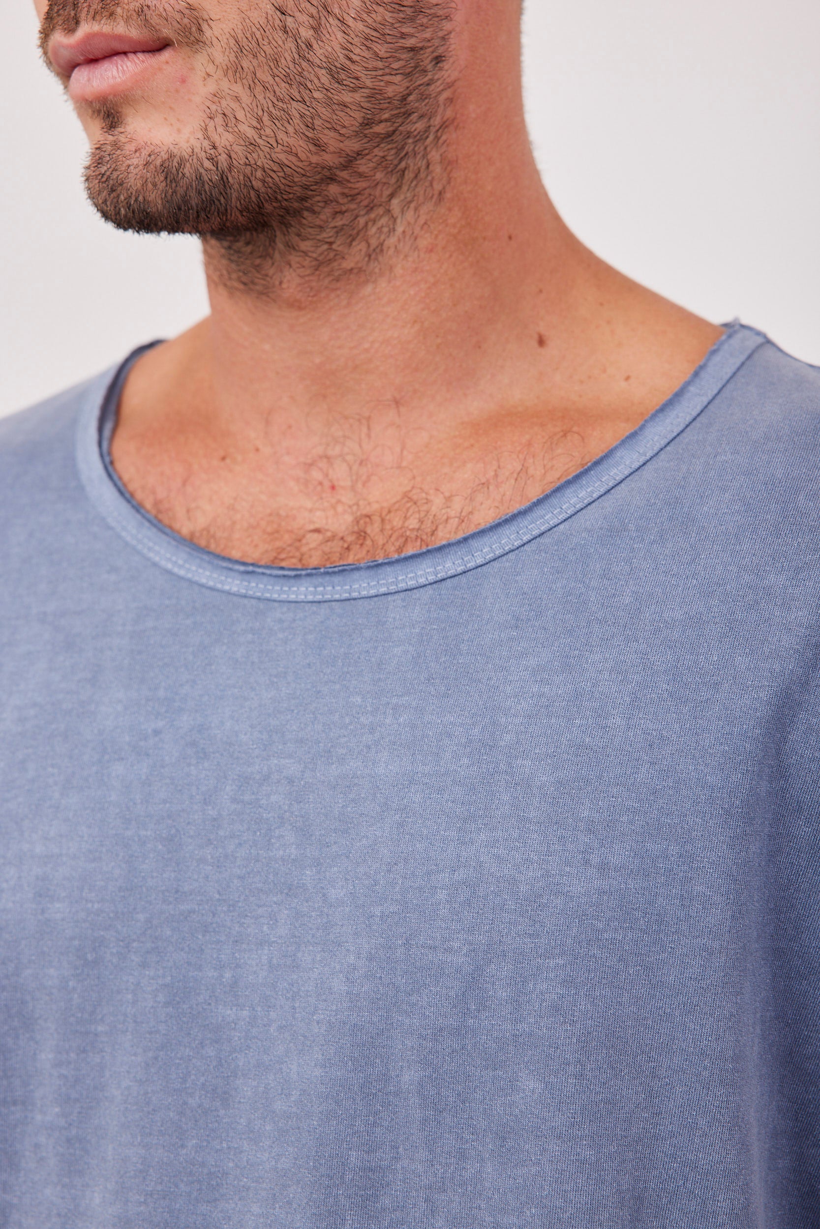 חולצת ווש בסיומת גזורה