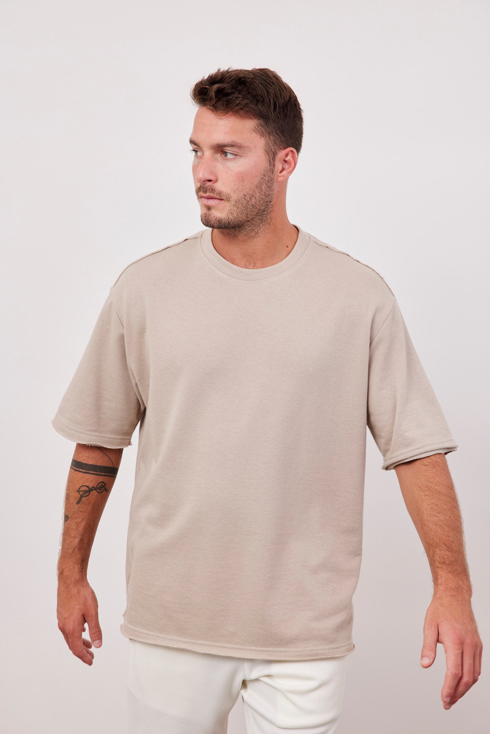 חולצה קצרה עם תיפור בולט