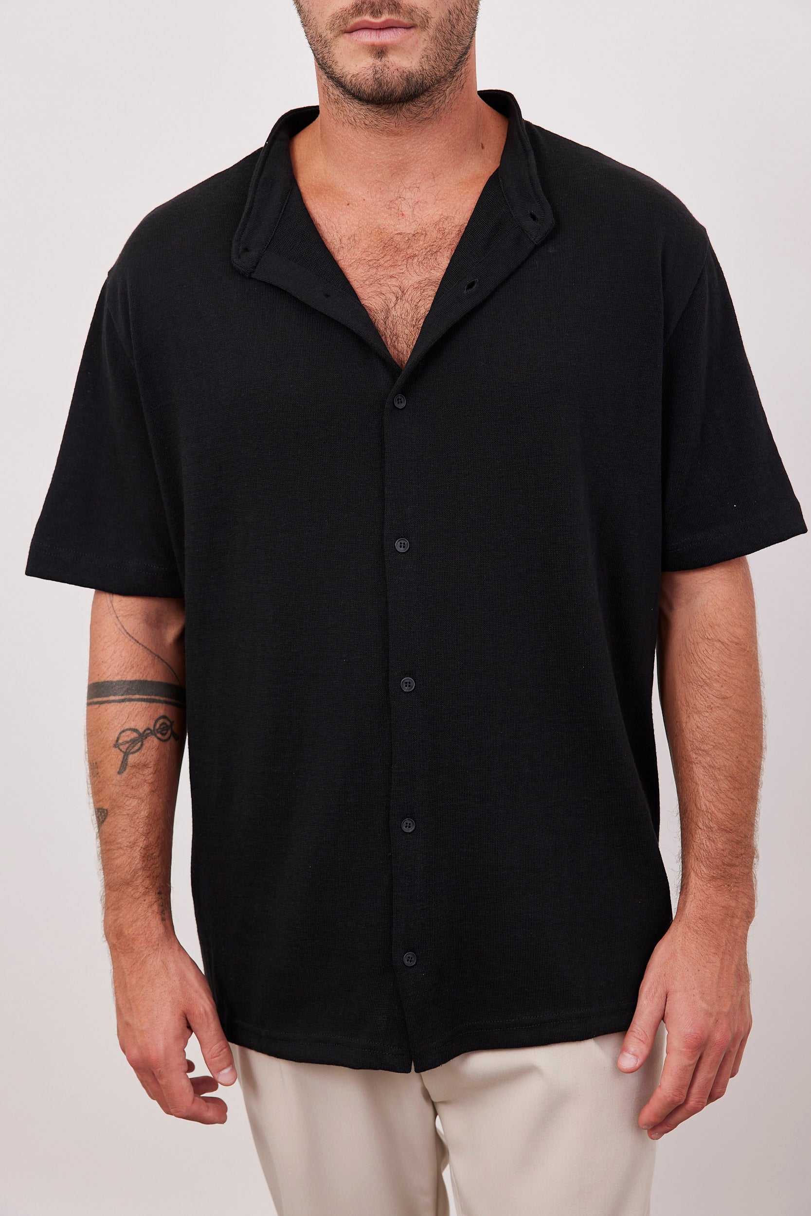 חולצה מכופתרת קצרה במראה פשתן