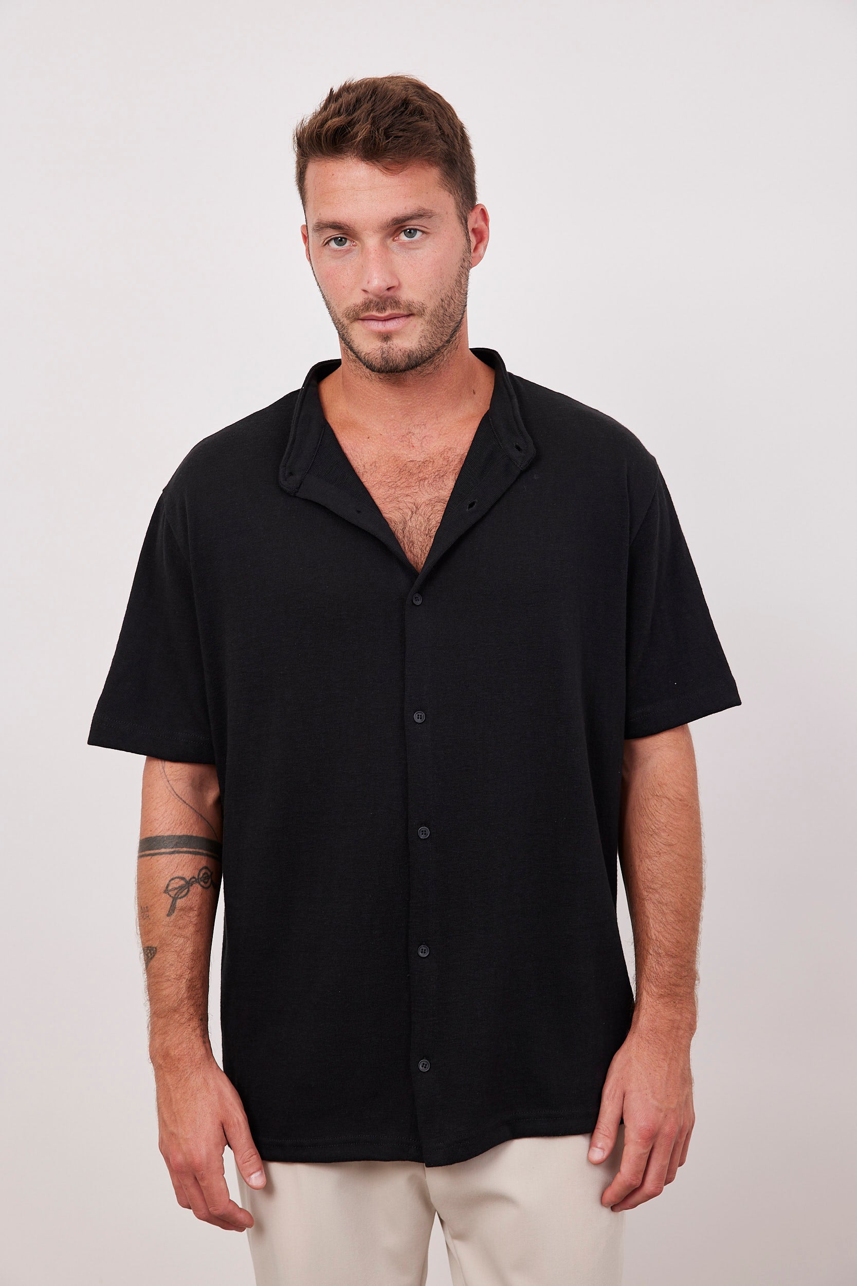 חולצה מכופתרת קצרה במראה פשתן