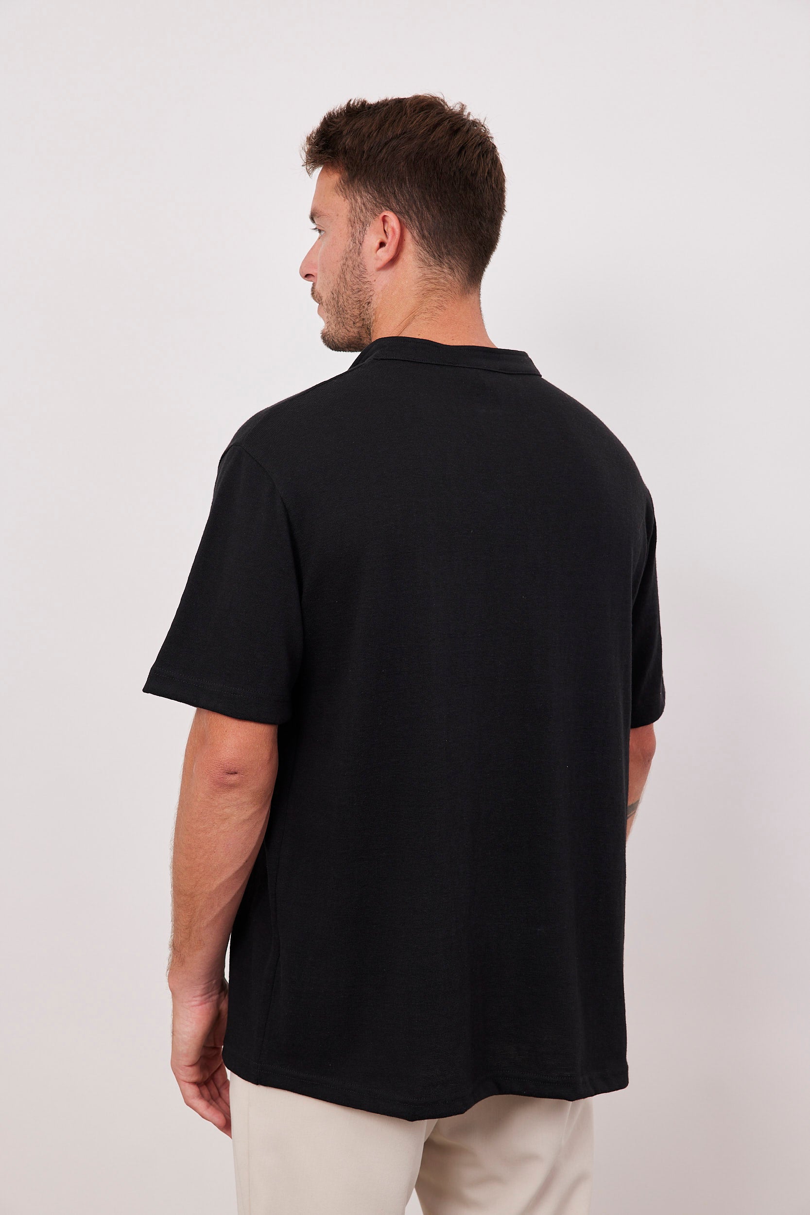 חולצה מכופתרת קצרה במראה פשתן