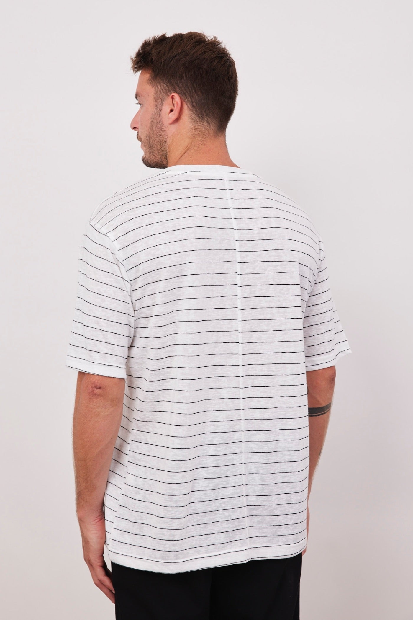 חולצת פסים במראה פשתן