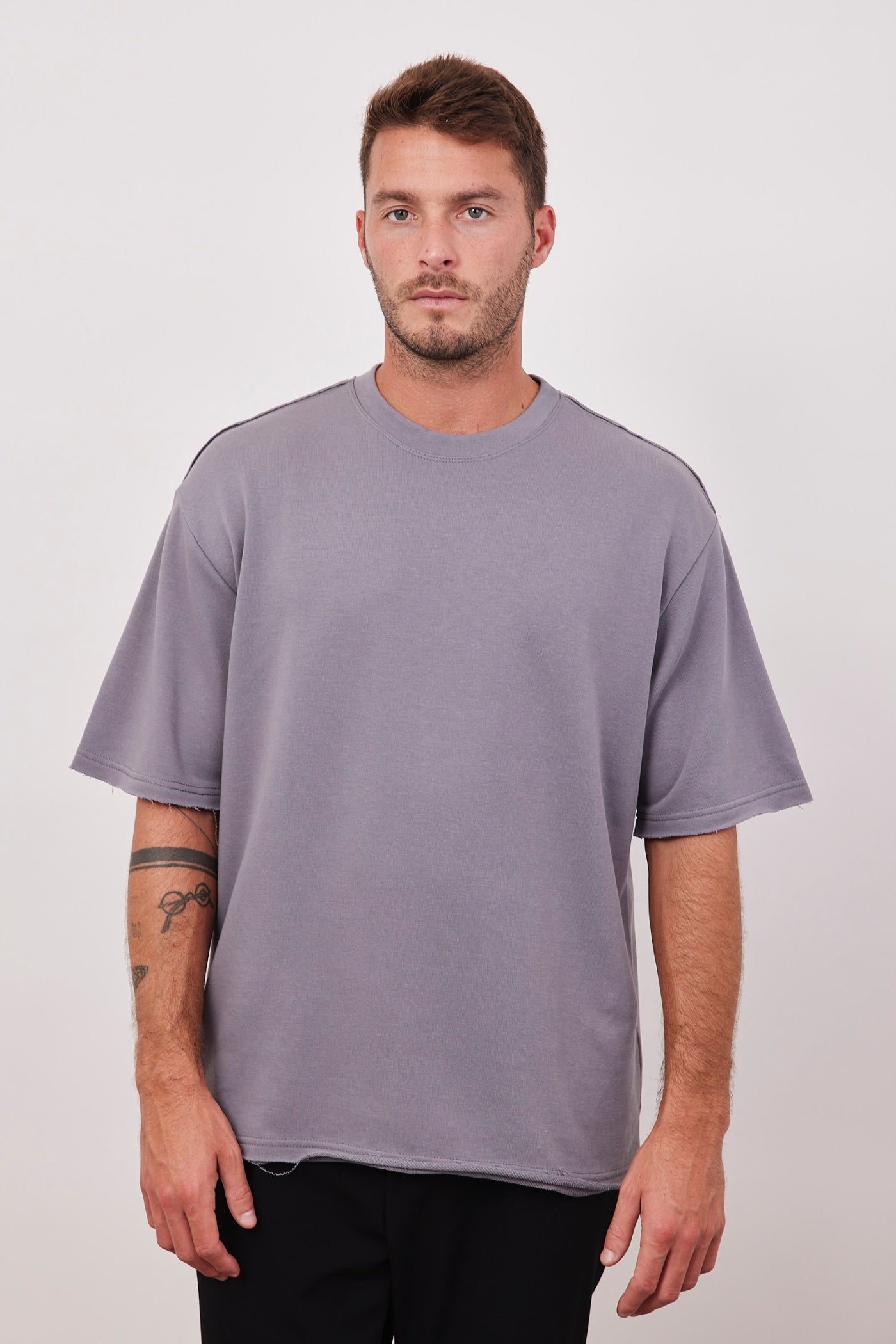 חולצה קצרה עם תיפור בולט