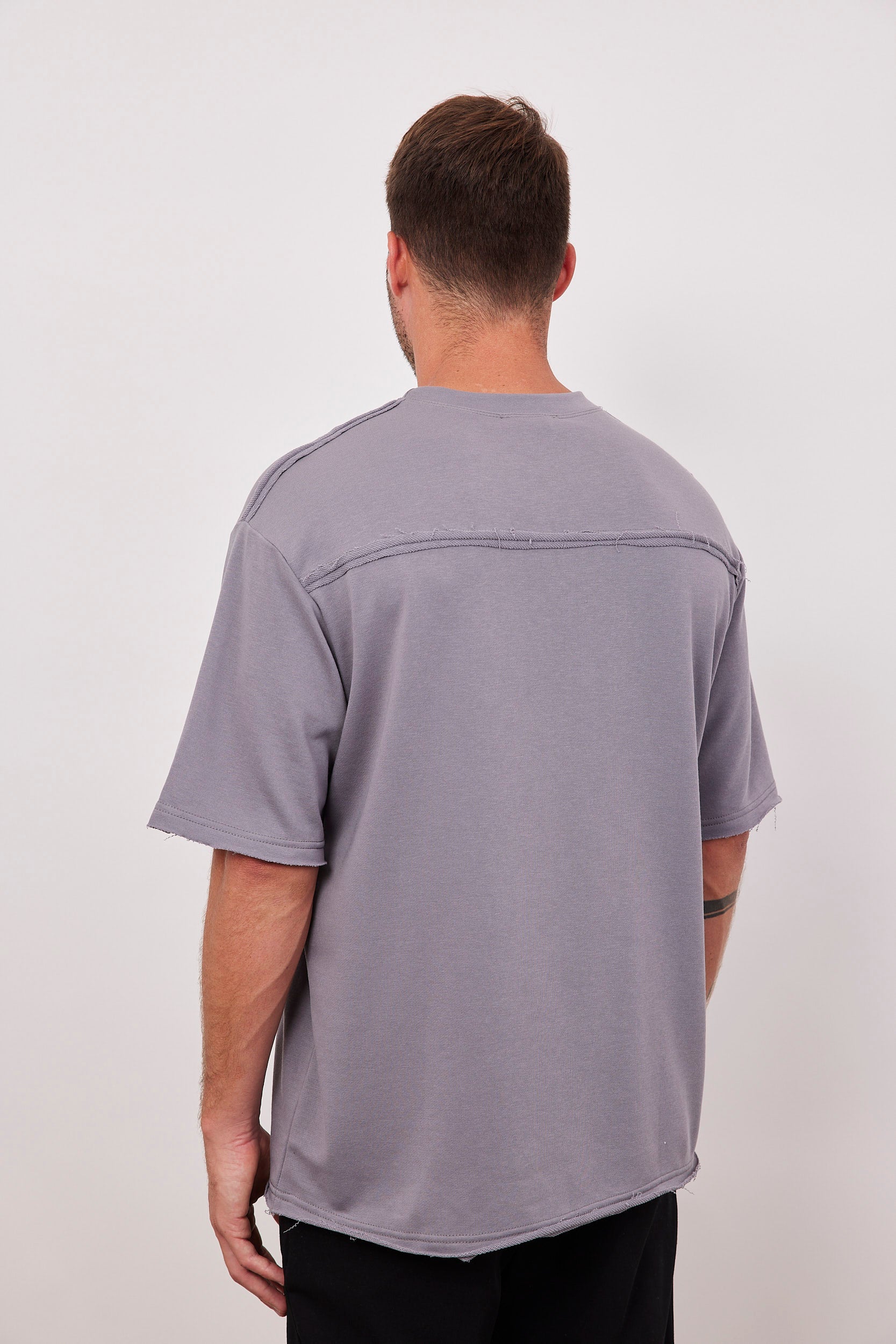 חולצה קצרה עם תיפור בולט