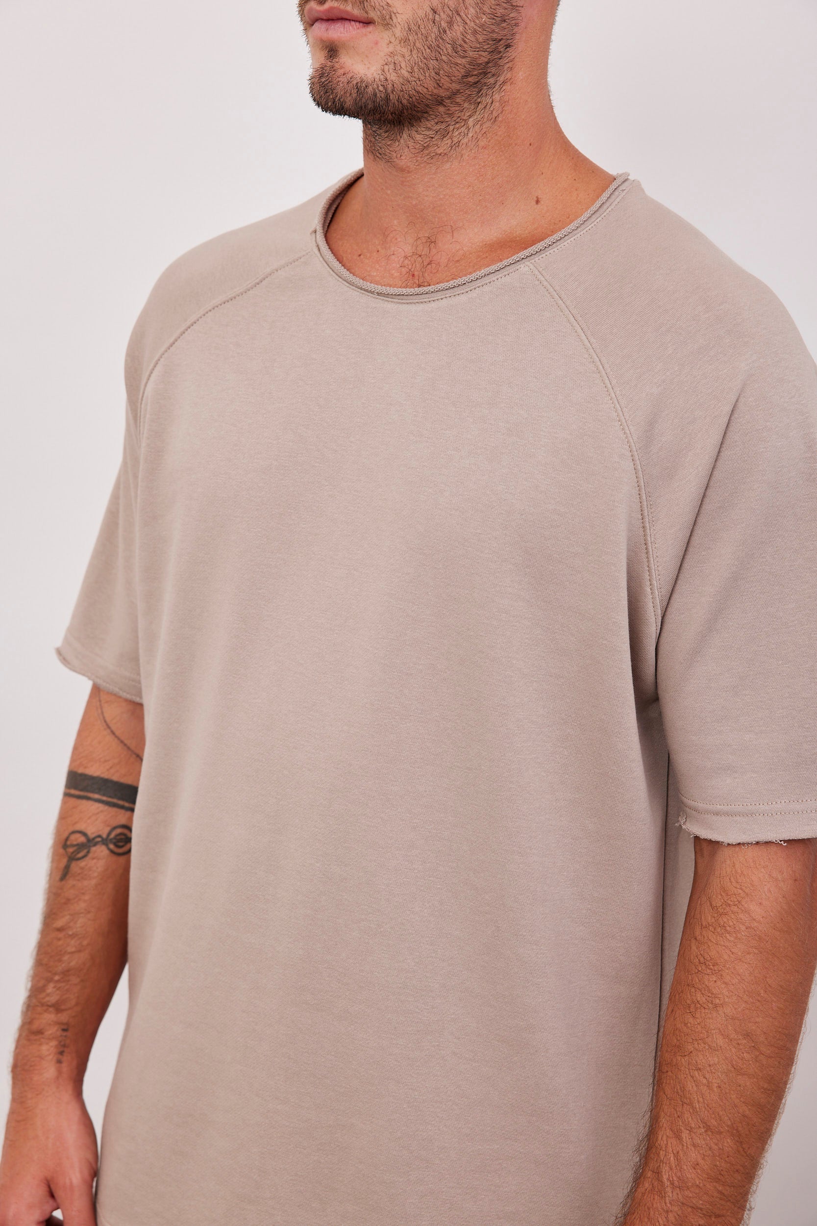 טי-שרט רגלן בסיומת פרומה