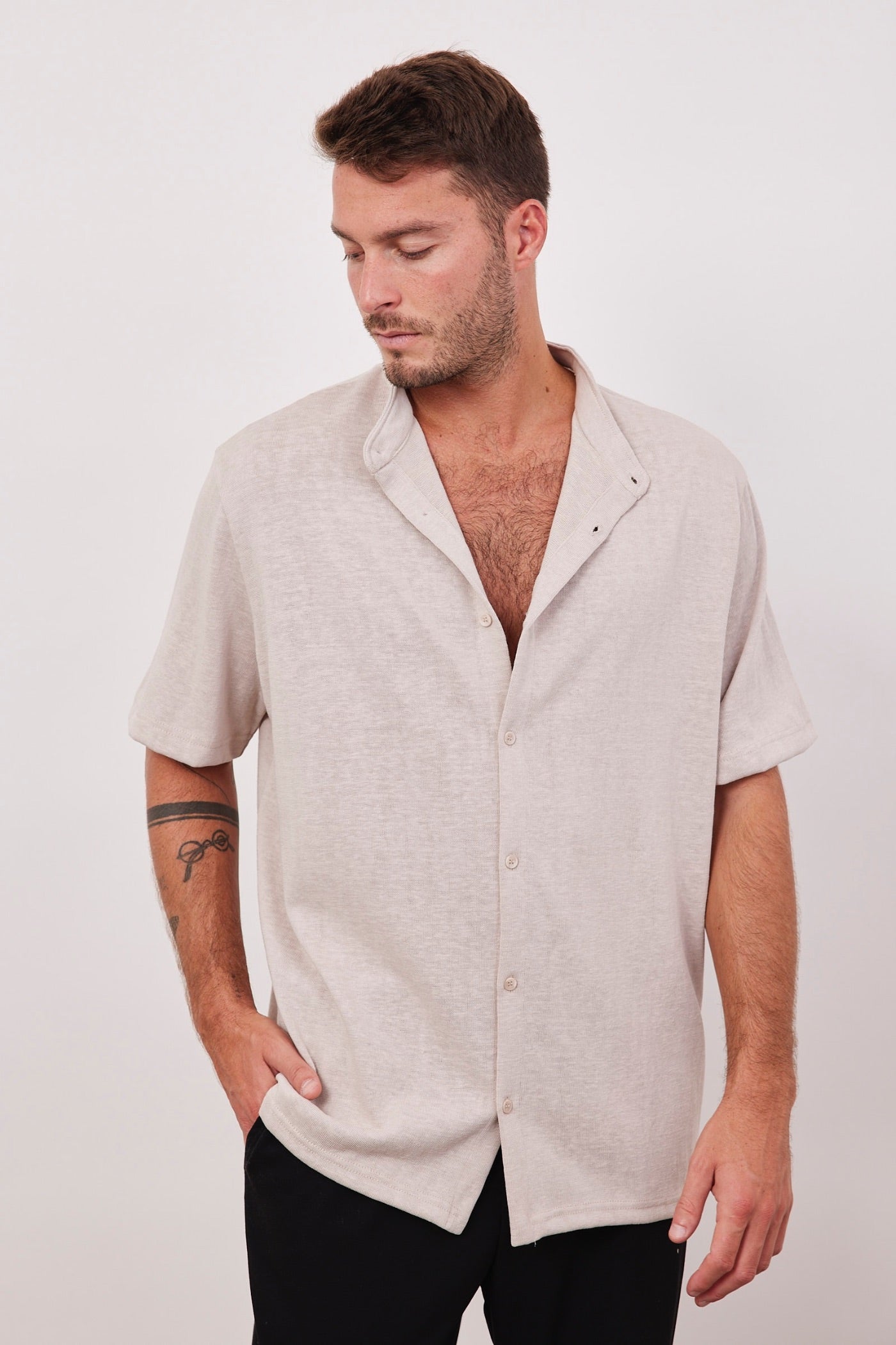 חולצה מכופתרת קצרה במראה פשתן