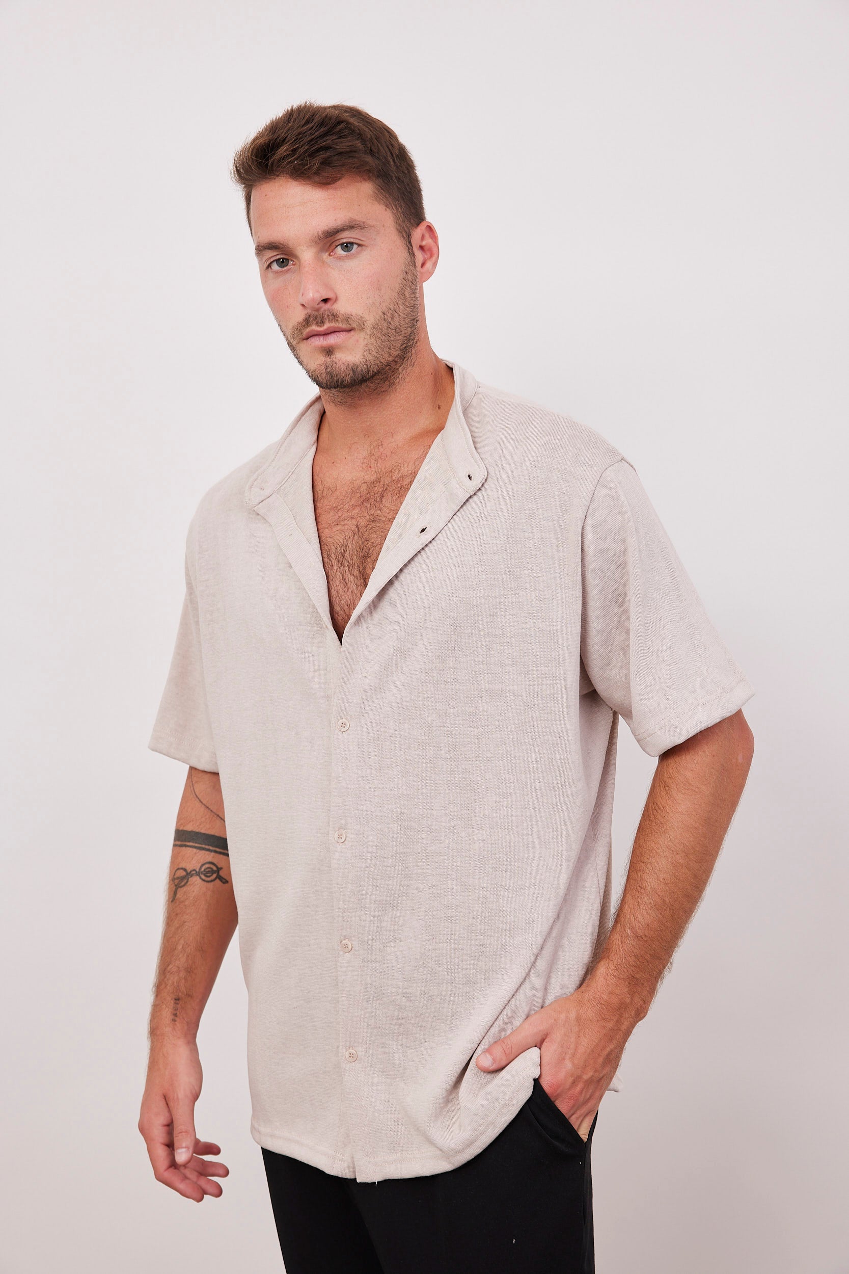 חולצה מכופתרת קצרה במראה פשתן