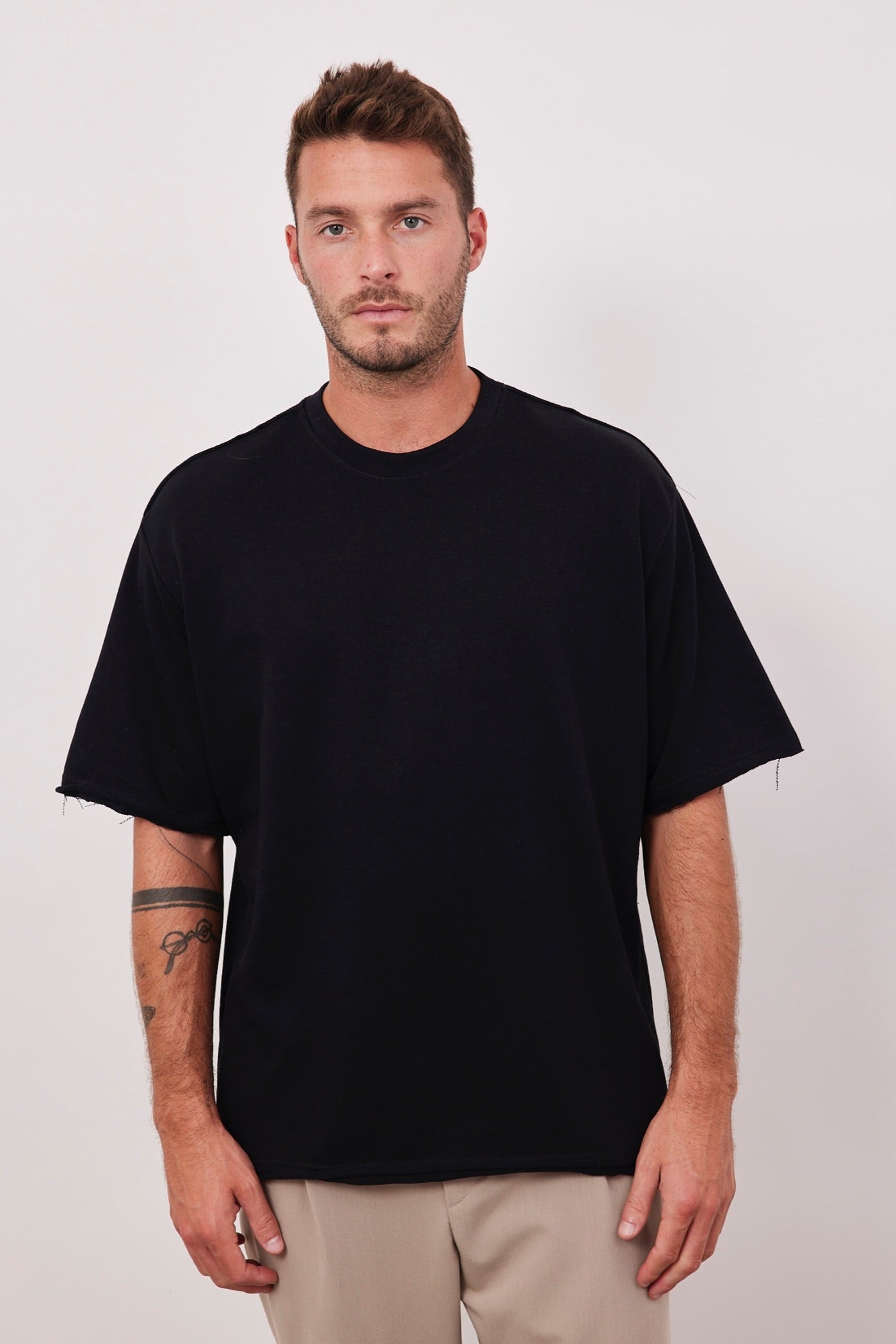 חולצה קצרה עם תיפור בולט