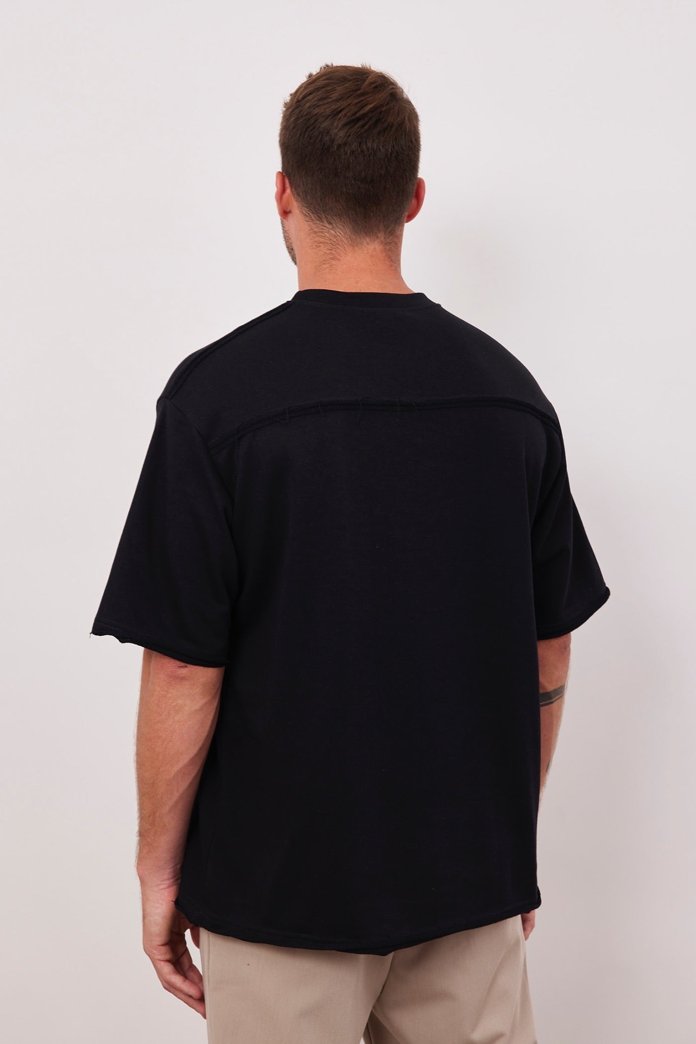 חולצה קצרה עם תיפור בולט