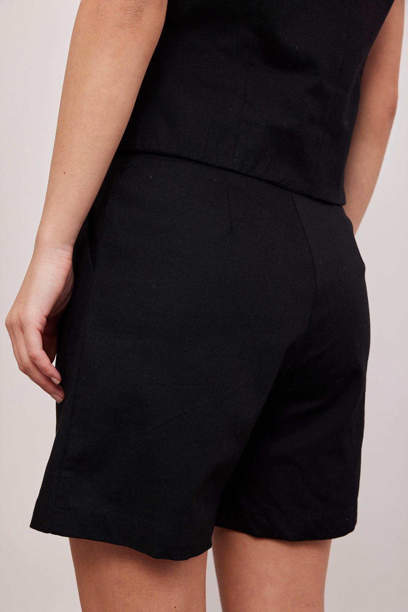 מכנסיים קצרים עם קפלים - ITAY BRANDS