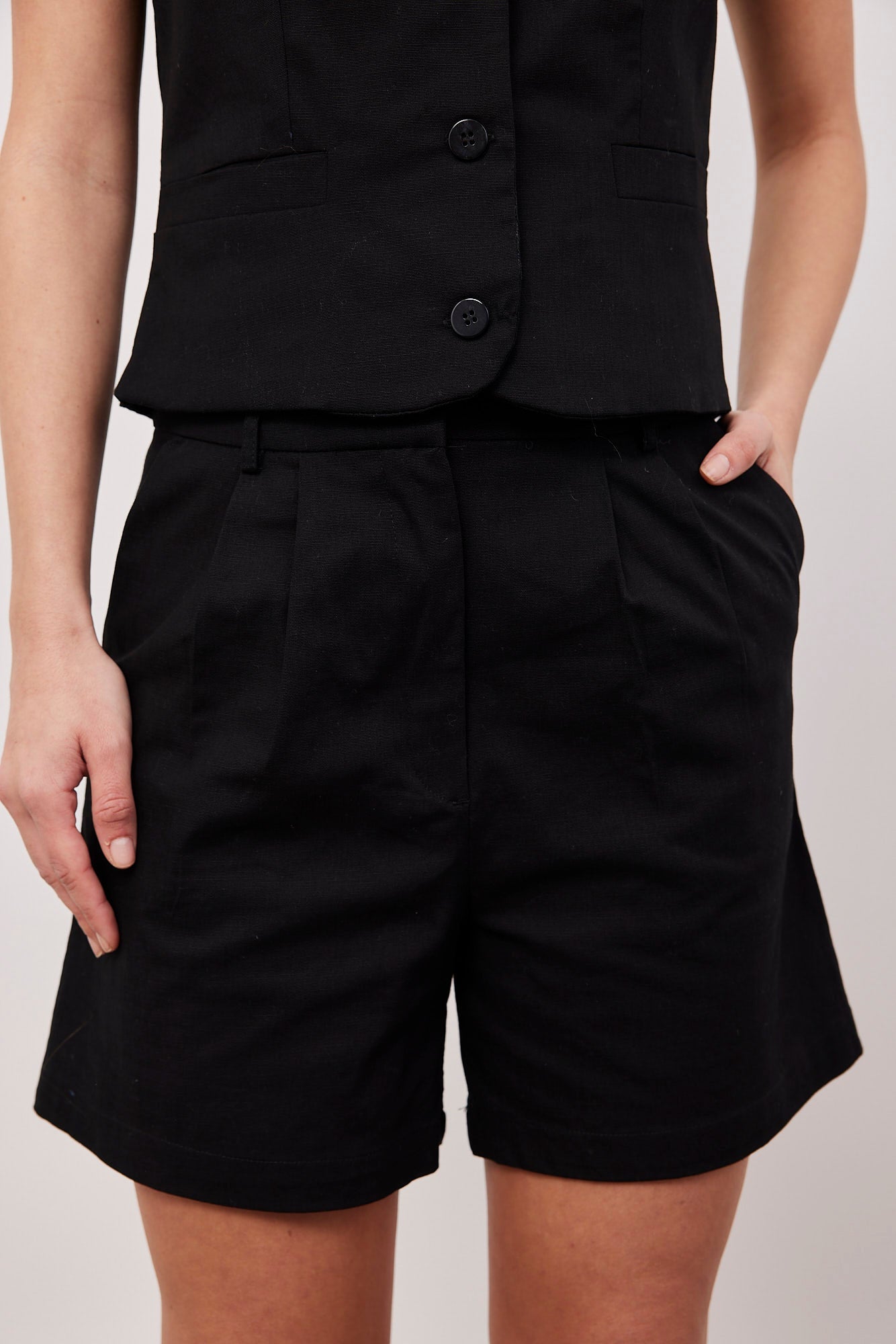 מכנסיים קצרים עם קפלים - ITAY BRANDS