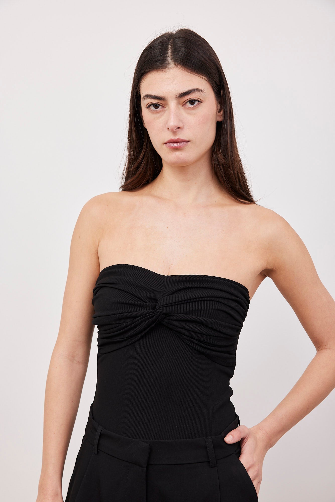 בגד גוף סטרפלס עם סיבוב - ITAY BRANDS