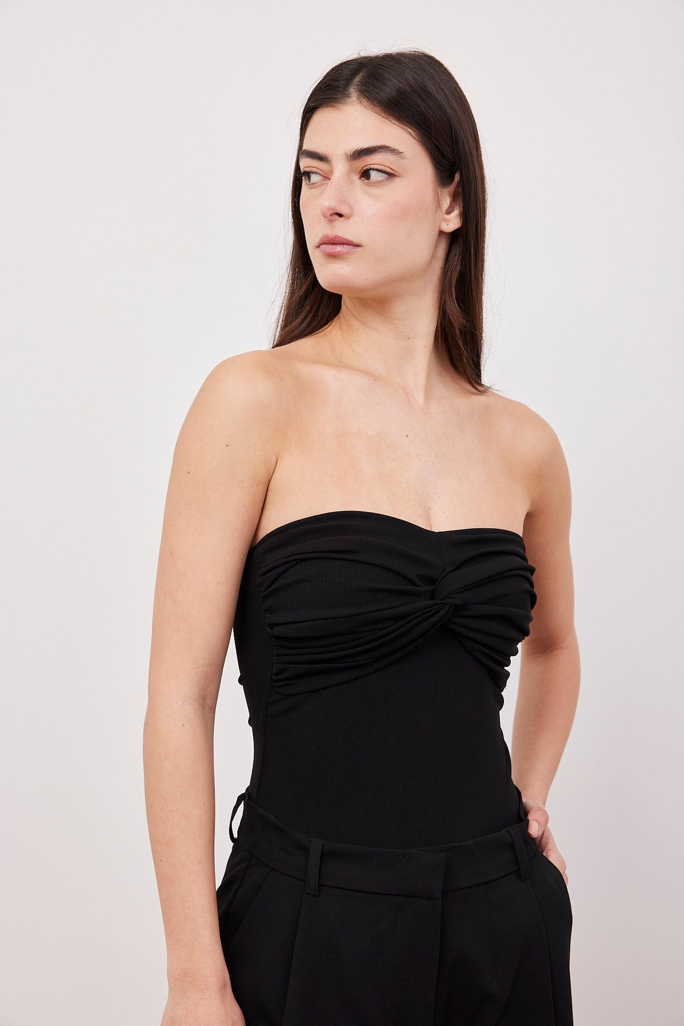 בגד גוף סטרפלס עם סיבוב - ITAY BRANDS