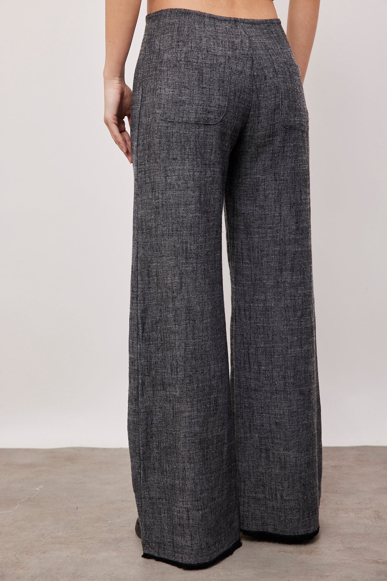 מכנסיים בטקסטורה בגזרה נמוכה - ITAY BRANDS